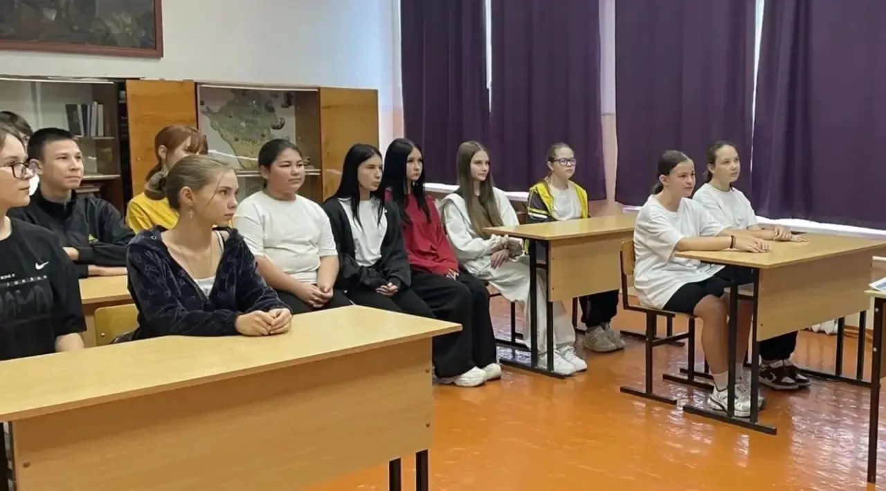 Для учащихся старших классов СОШ № 36 был проведён патриотический час «Мы вместе» ко Дн...