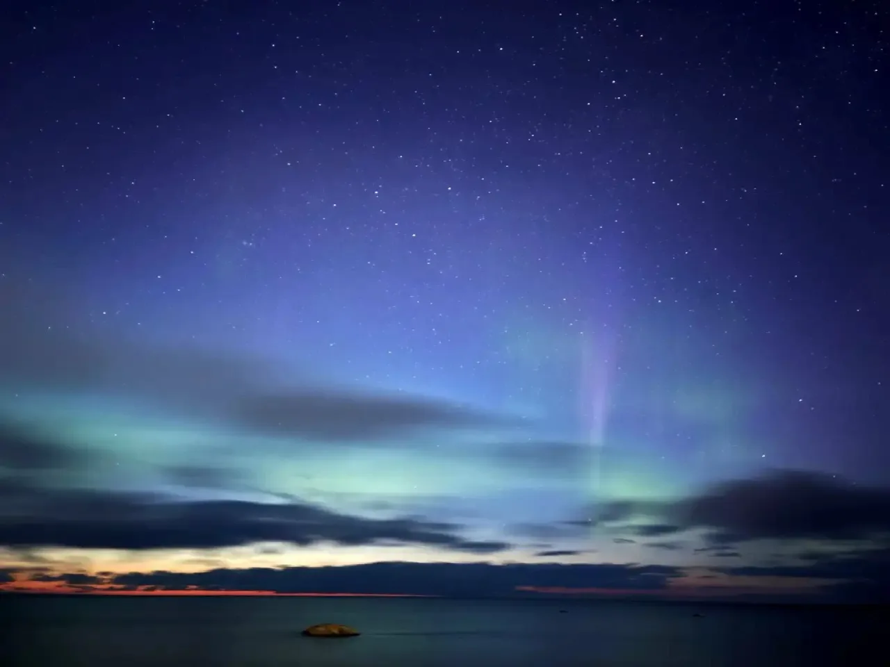 🌌 Майское северное сияние озарило небо в Ленобласти  В ночь на вторник, 5 мая, в Ленинградской облас