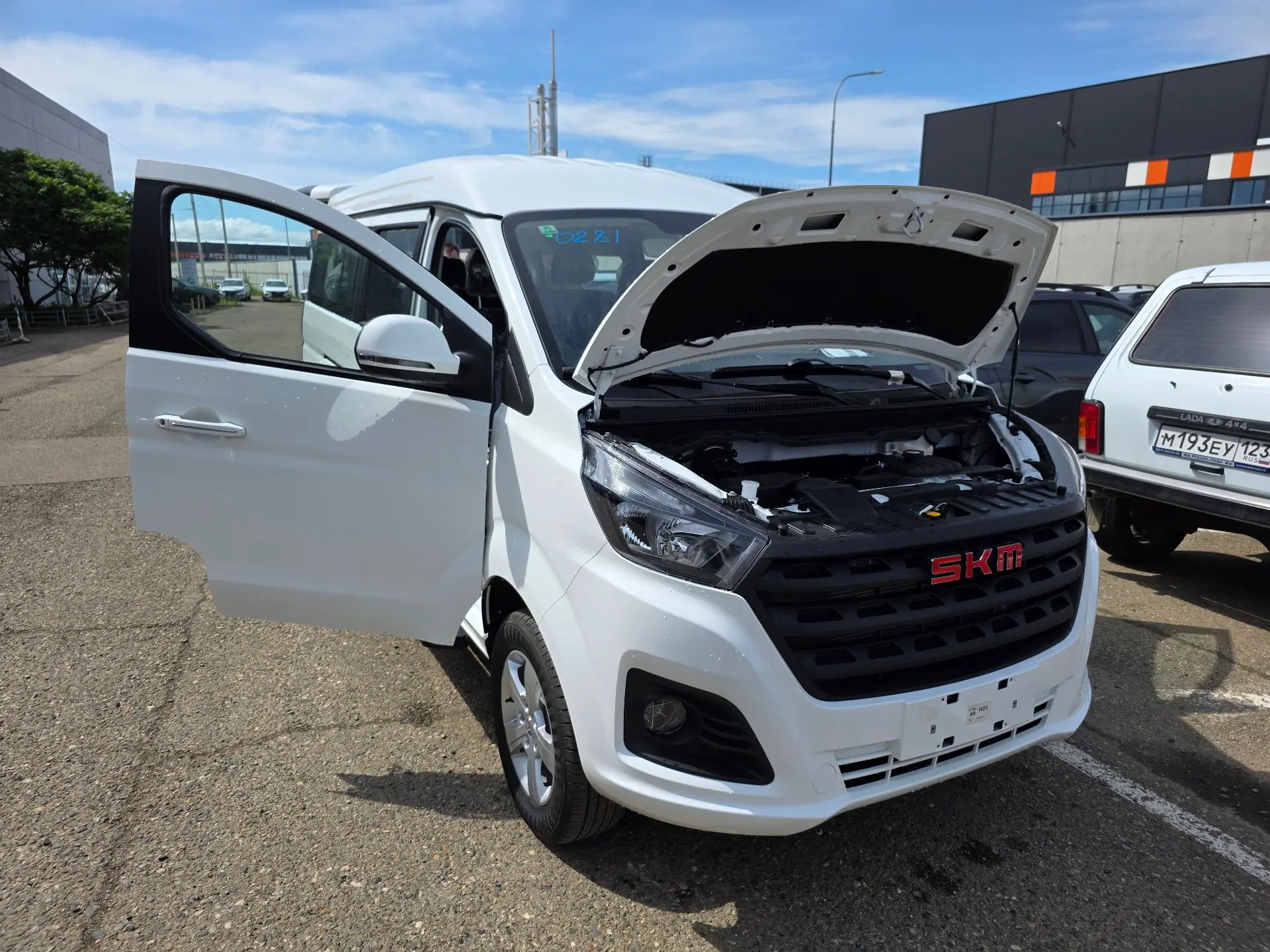 🚐🔥 SKM M7: АвтоВАЗ решил проверить страну на вшивость. И делает это за почти 3 миллиона рублей. Пока