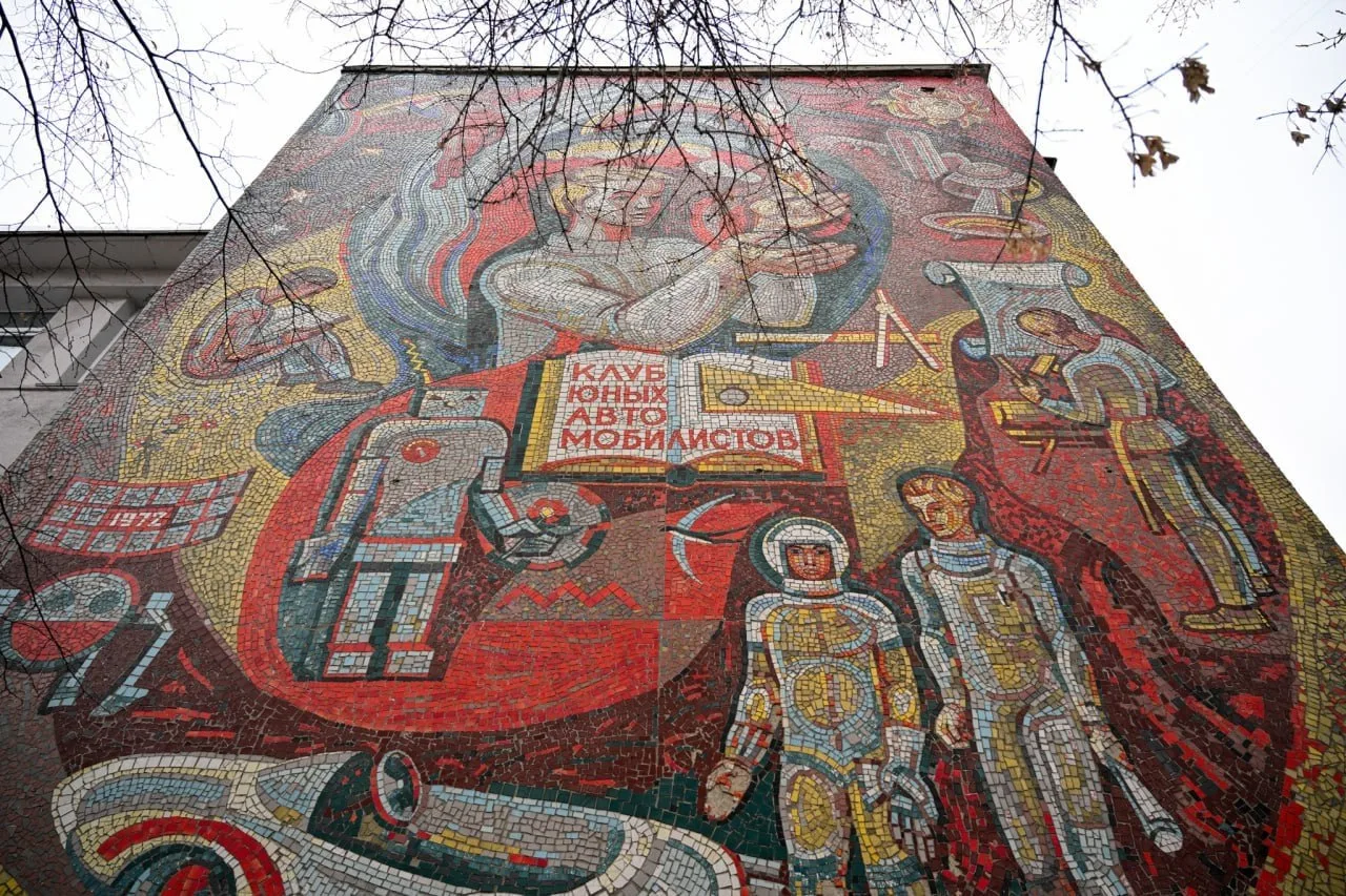 Мозаика, вдохновлявшая будущих автомобилистов

На фасаде дома детского творчества на улице Юлиуса Фу