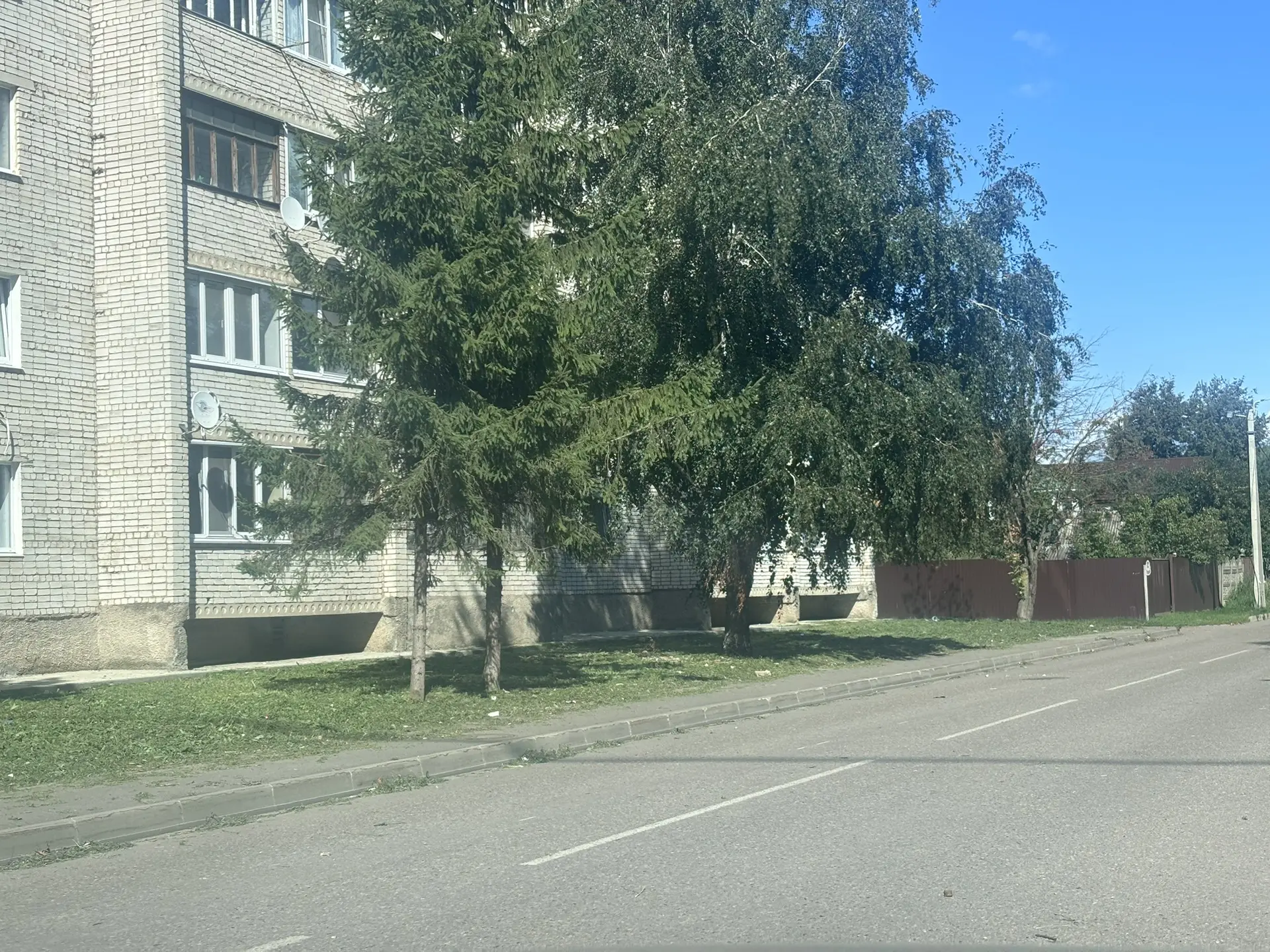🌳 Благоустройство во дворе: покос травы завершён! 🌳