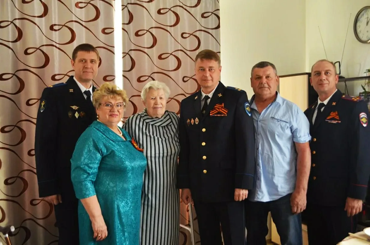 👮💐В Барнауле в канун Дня Победы поздравили ветерана МВД Галину Кузнецову  Заместитель начальника сле