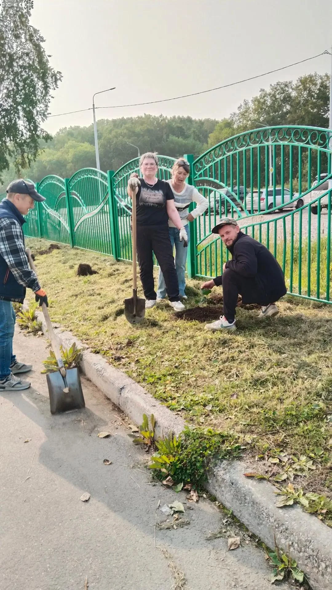 Сотрудники КДЦ «Радуга» взялись за благоустройство территории — и делают это с душой! В...