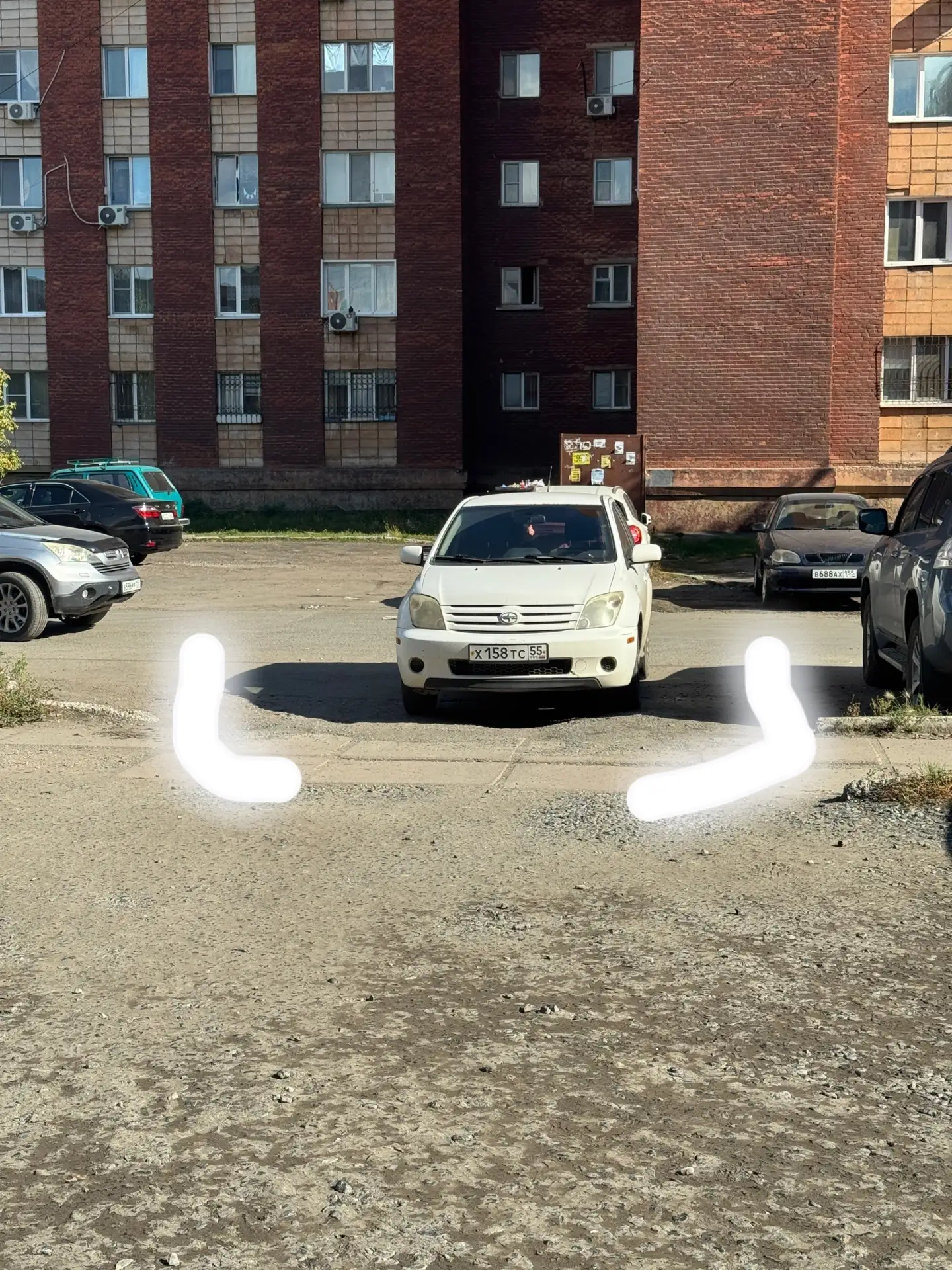 Может владелец данного авто увидит фото и в следующий раз будет разборчивее парковаться...