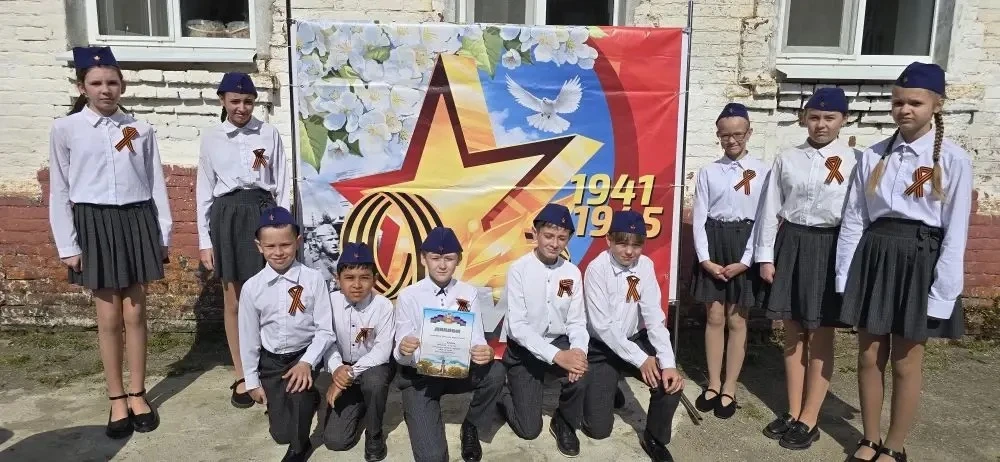 В нашей школе прошёл смотр строя и песни, приуроченный к 81-й годовщине Великой Победы 🇷🇺  В преддве
