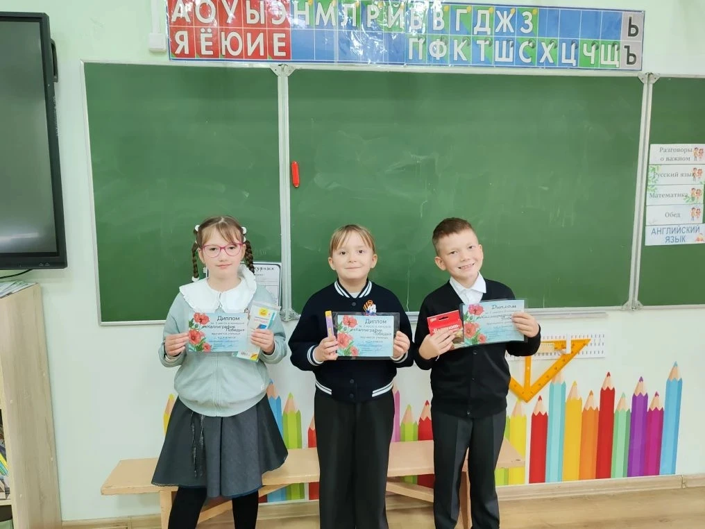 В 1 А и 4 А классах прошёл конкурс каллиграфии "Каллиграфия Победы". Конкурс приурочен к 81 годовщин