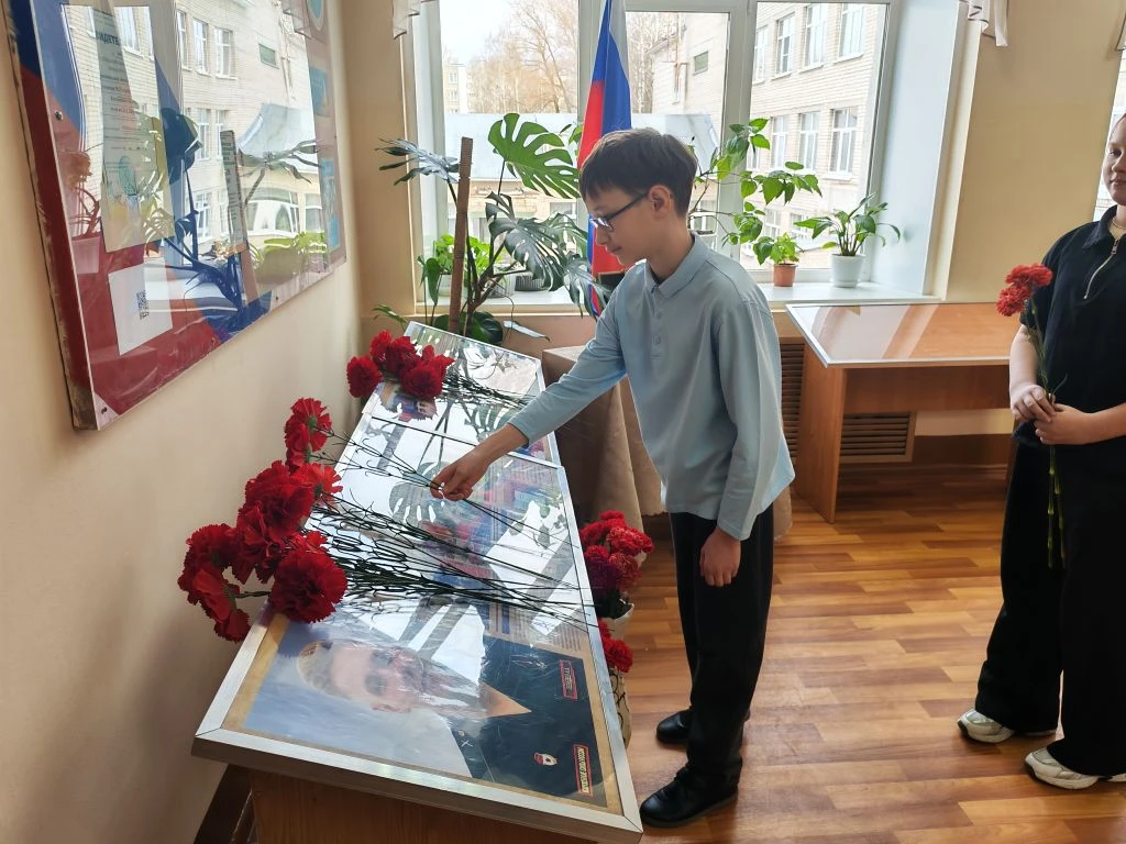 Угасшая юность… Повергнут мальчишка навеки во тьму, Ах, что же вы, ангелы, Так что ж вы ,хранители, 