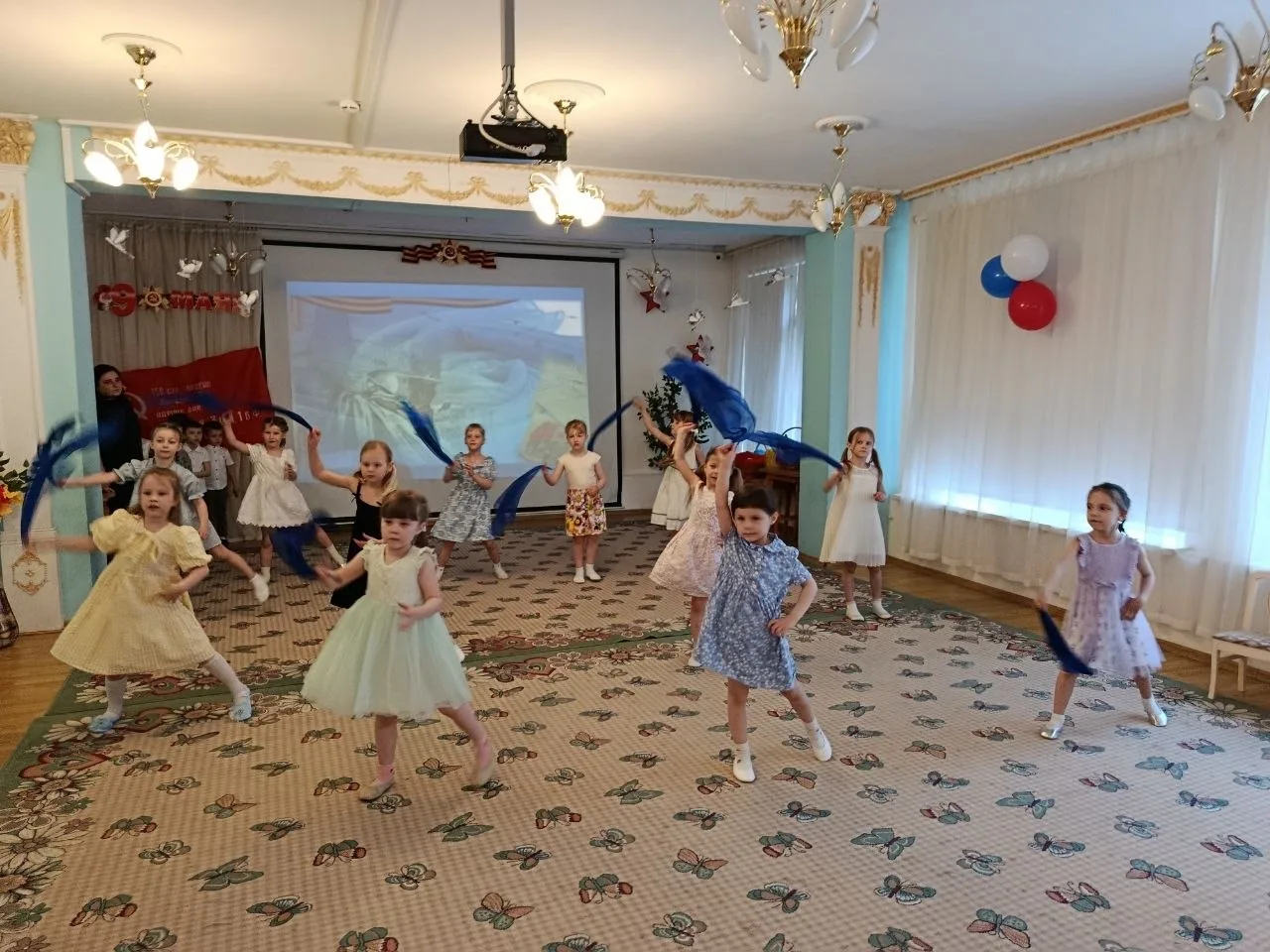 🎗️ День Победы в Корпусе 5: танец под «Синий платочек» и минута молчания  В группах 13, 14, 20, 21 п