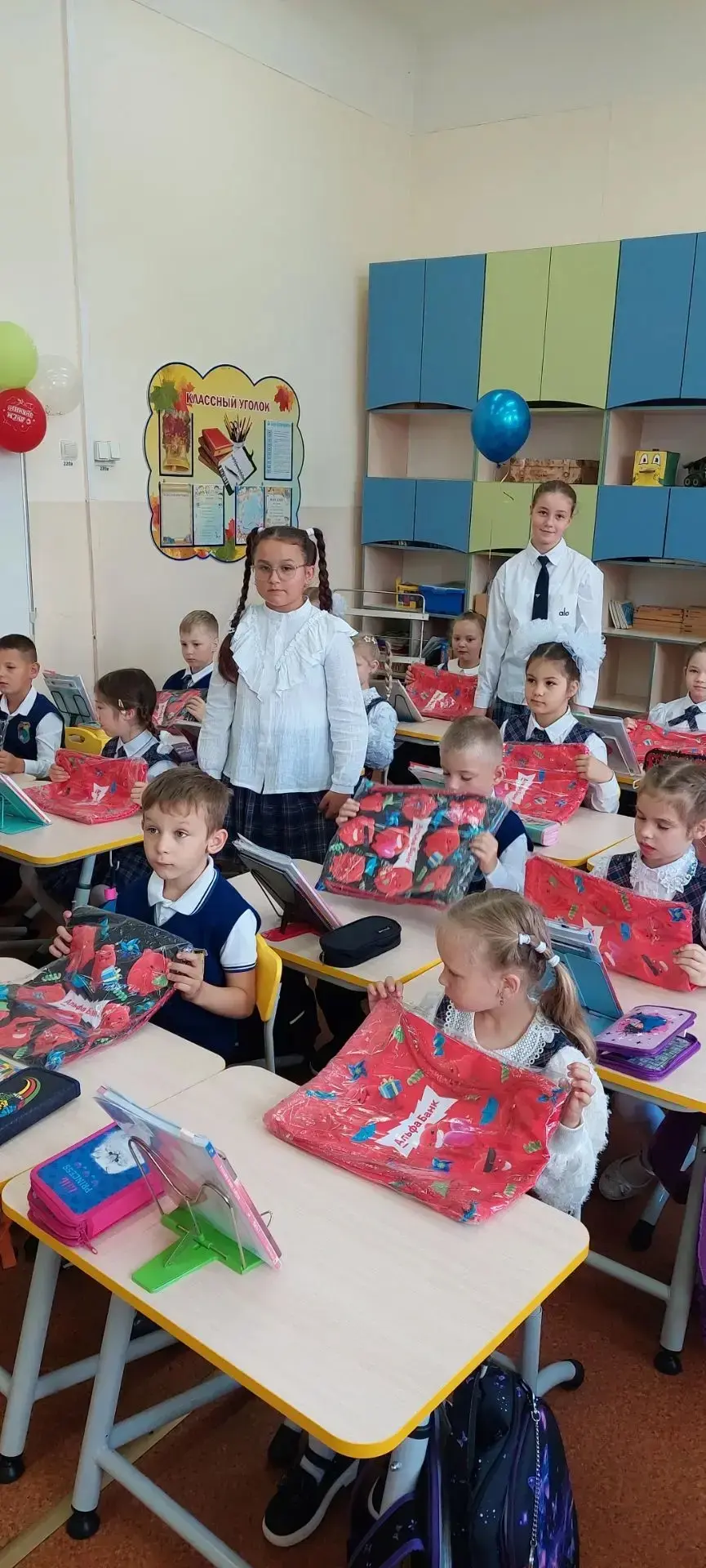 🎈🎁«Альфа-Банк» поздравил наших первоклассников с Днём Знаний и вручил памятный подаро...