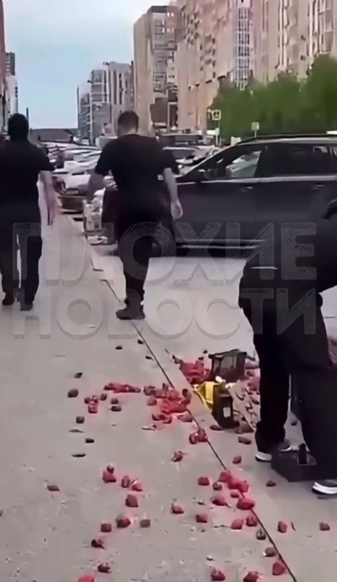 В Ставрополе точка уличной торговли мигрантов оказалась разгромлена неизвестными в масках ⚡️  По сло