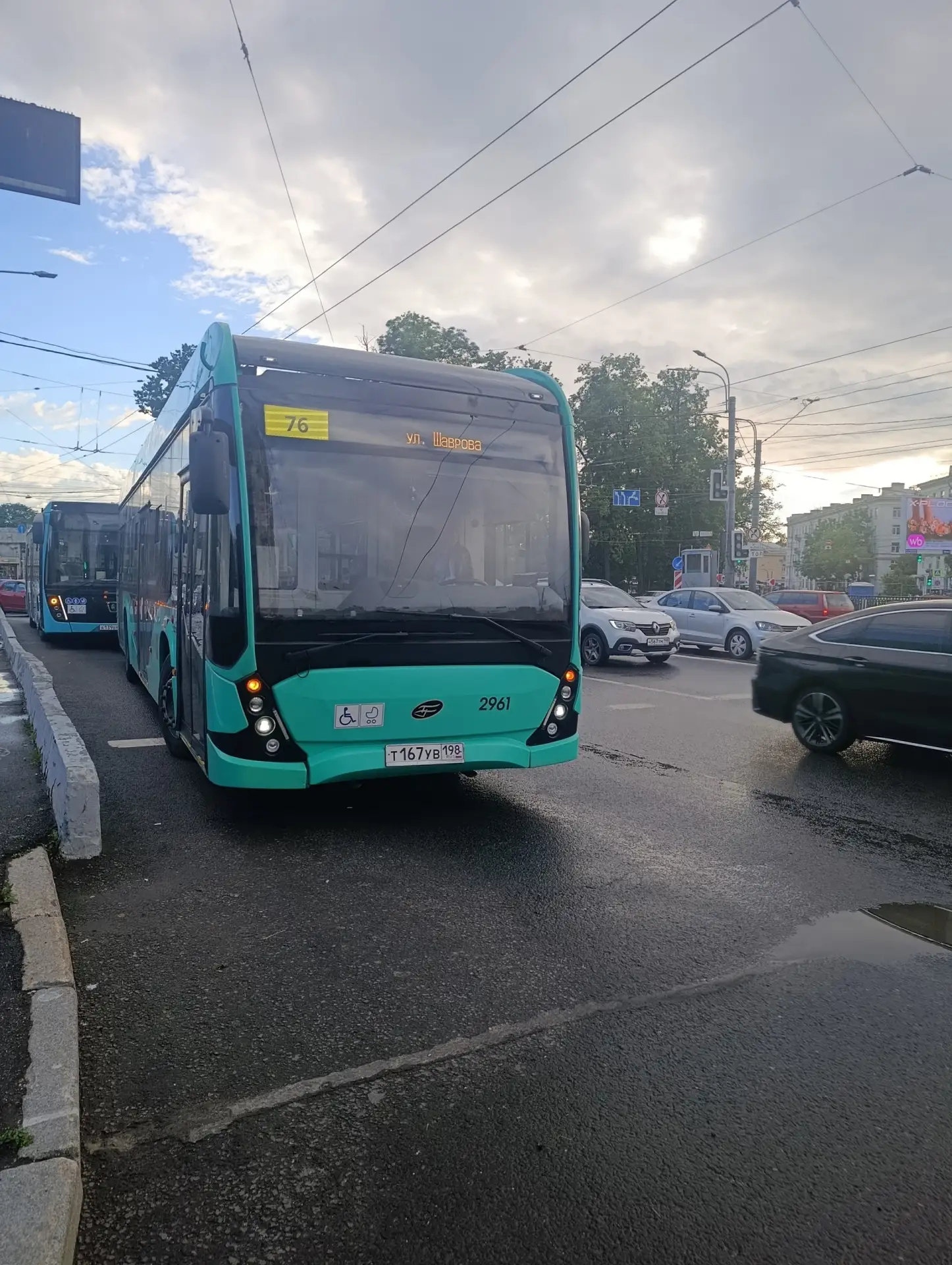 На Чёрной речке зелёный автобус 76-го маршрута снёс зеркало лазурному автобусу 46-го маршрута