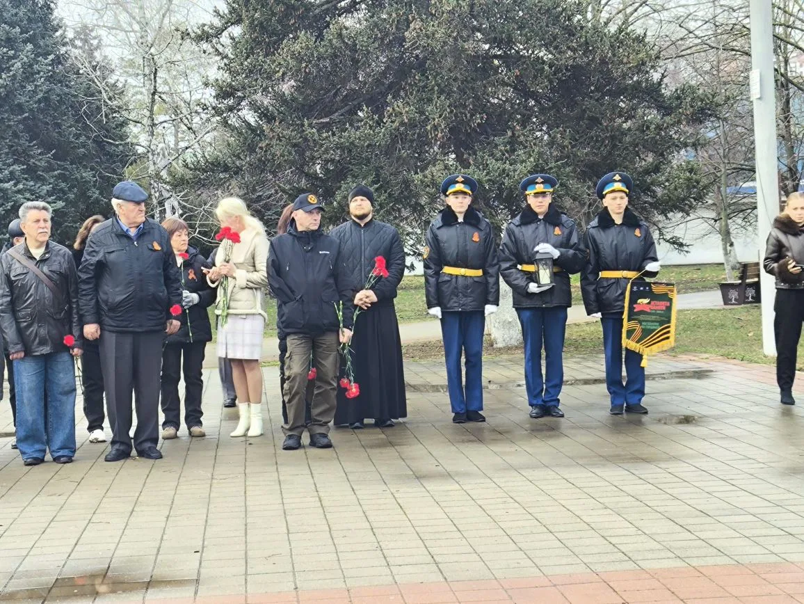 25 февраля в мемориальном сквере города у Вечного огня состоялась торжественная акция «Эстафета памя