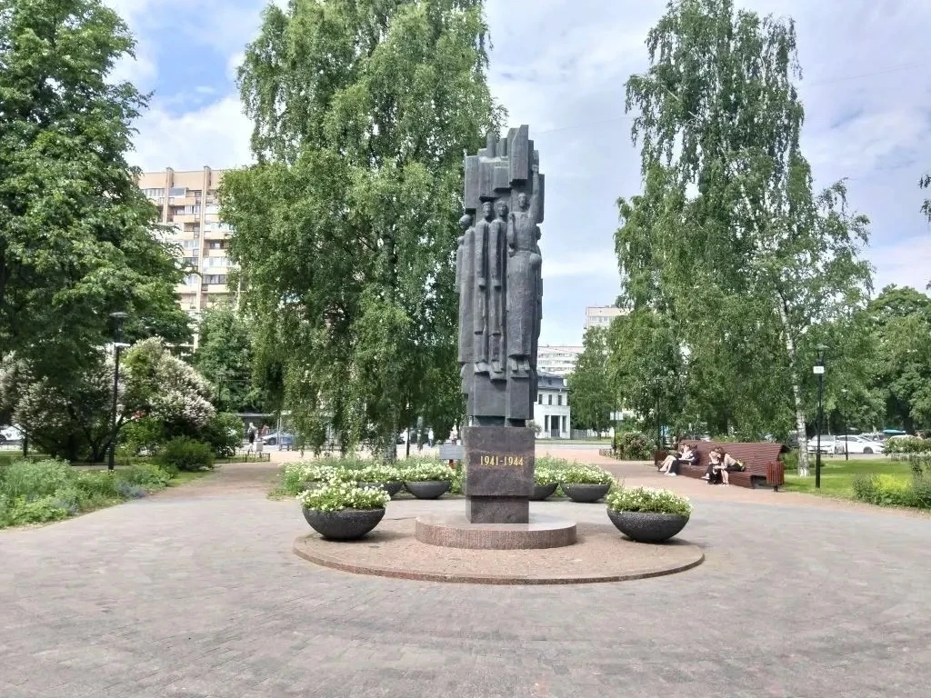 В сквере Блокадников сотрудники СПП «Выборгское» посадили в вазы белоснежные Сурфинии.
Они словно бе