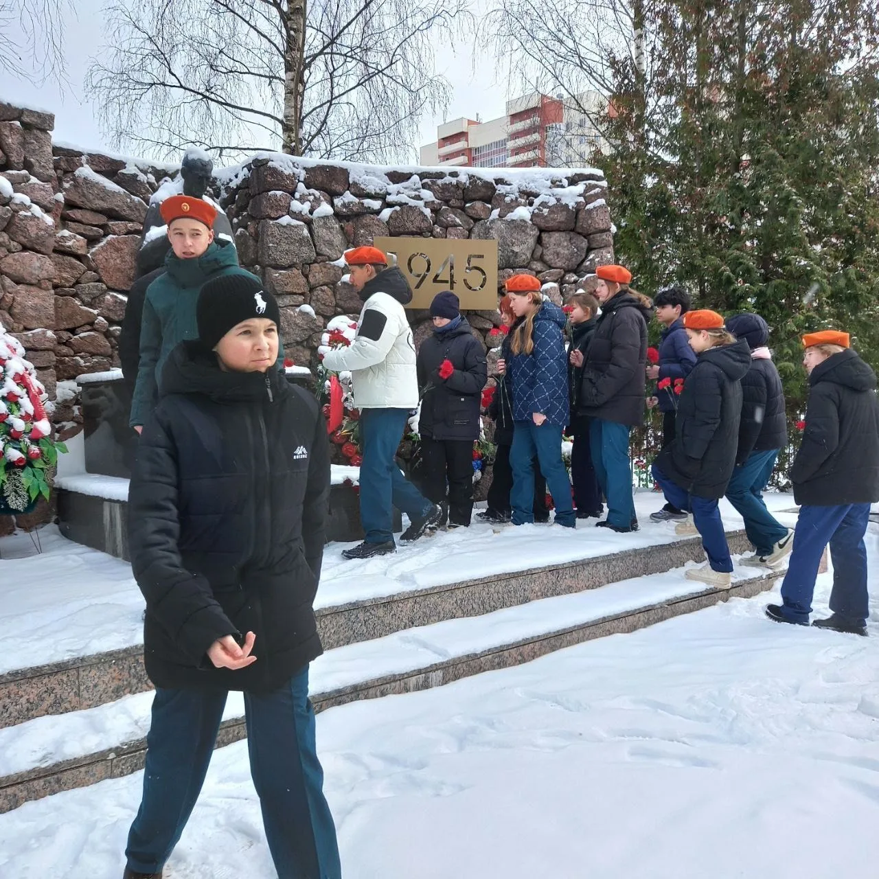 Цветы у обелиска   Кадеты Ново-Девяткинской школы присоединились к Всероссийской акции «Нашим Героям