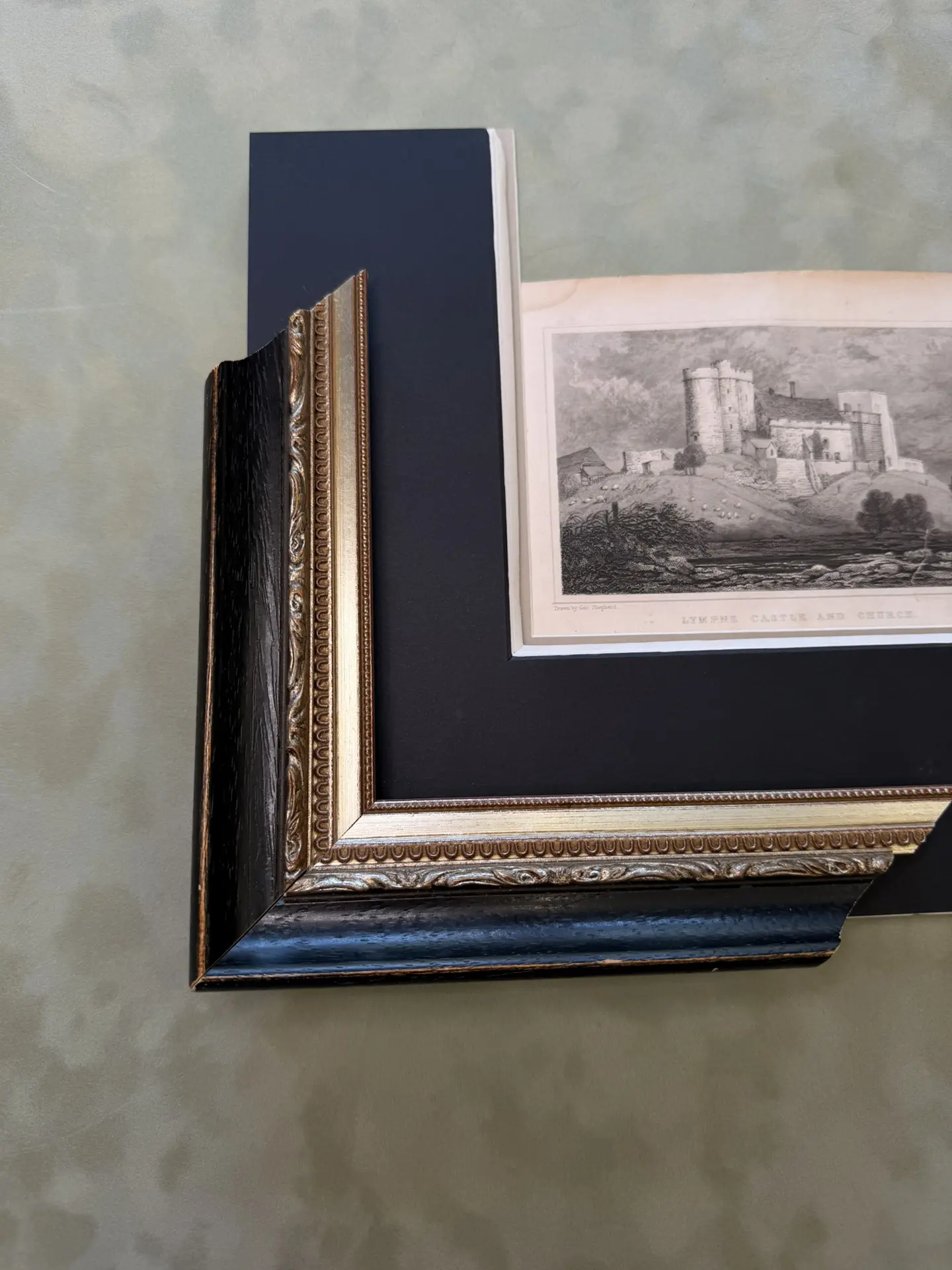 У нас в Арт-Раме вы найдете множество вариантов оформления 🖼️