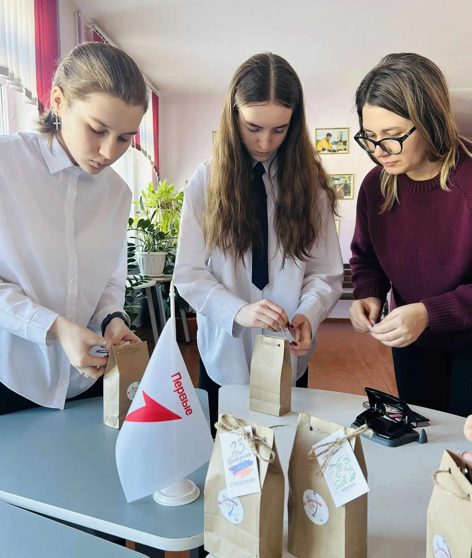 Подарки отцам-спортсменам 🎁   Активисты движениях первых нашего комплекса совместно с советником дир