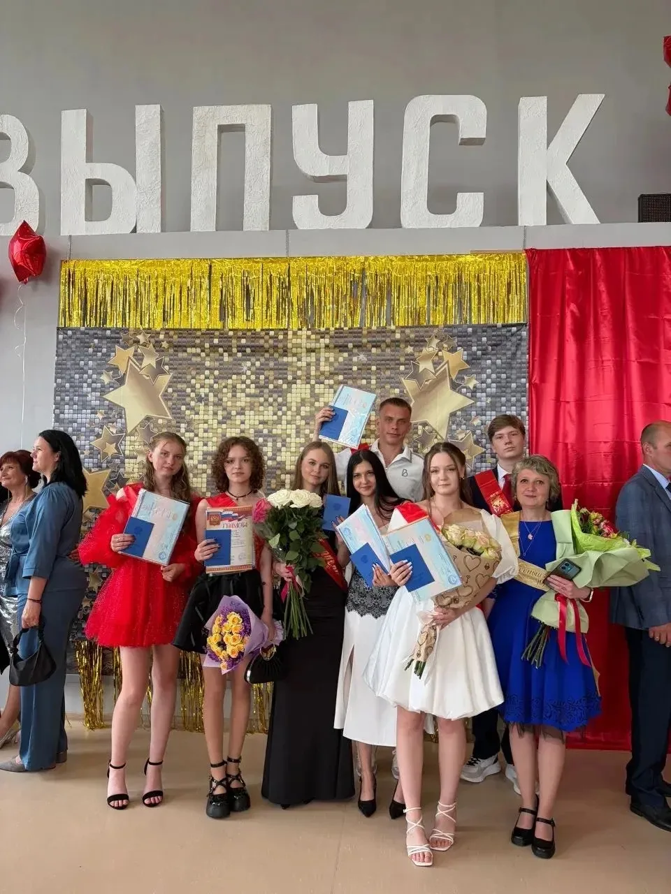 🎥 Киновыпуск 2026

✨ Вчера в нашей школе прошёл выпускной вечер, который превратил прощание со школ