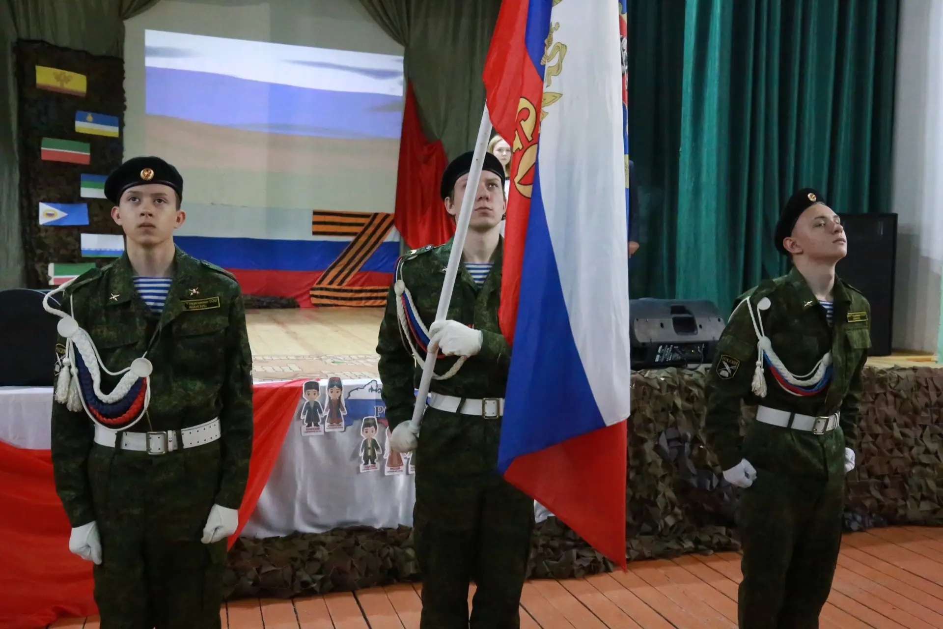 🇷🇺 Знаменная группа специализированной группы Добровольной подготовки к военной службе «Авангард»: