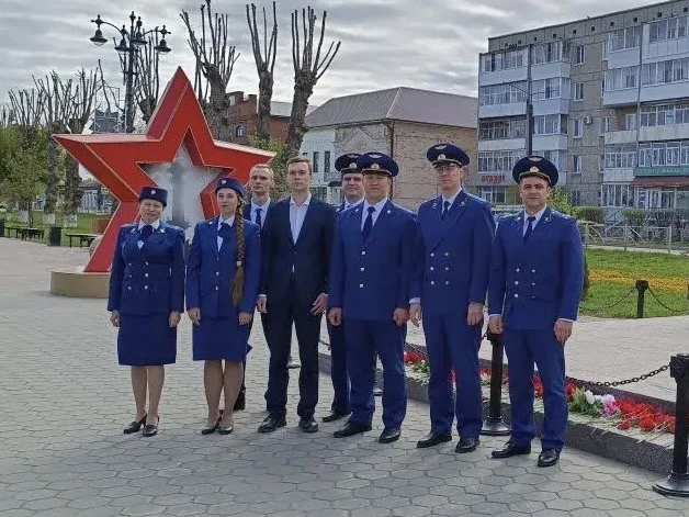 Сотрудники Ирбитской межрайонной прокуратуры возложили цветы к Вечному огню на мемориальном комплекс