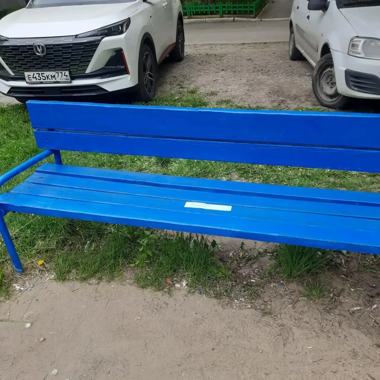 Покраска скамеек на Пр. Победы,  д. 131