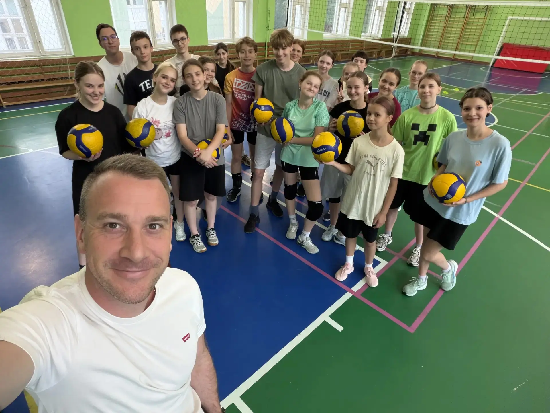 🏐 Ребята из летней школьной секции волейбола передают всем привет и дают важный совет: занимайтесь 