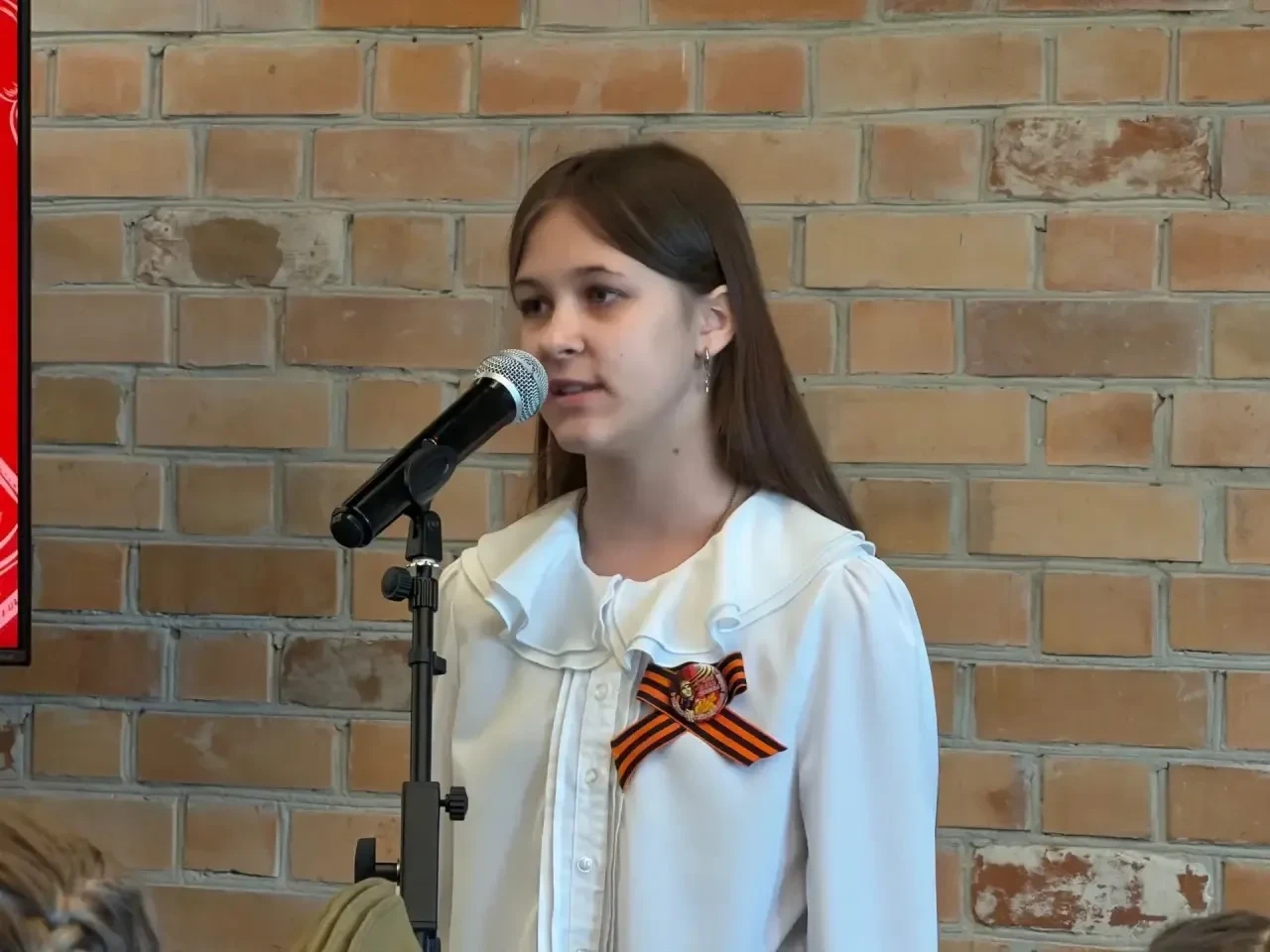 Красильникова Ева из 6Ж класса — обладатель специального приза конкурса чтецов «Стихи П...