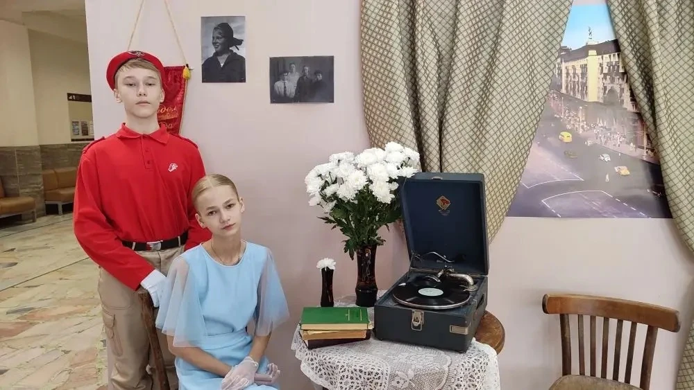 💐Спускается с небес вечерняя прохлада. Спешат цветы из сада во дворец. Две розы, рядом трон, мерцает