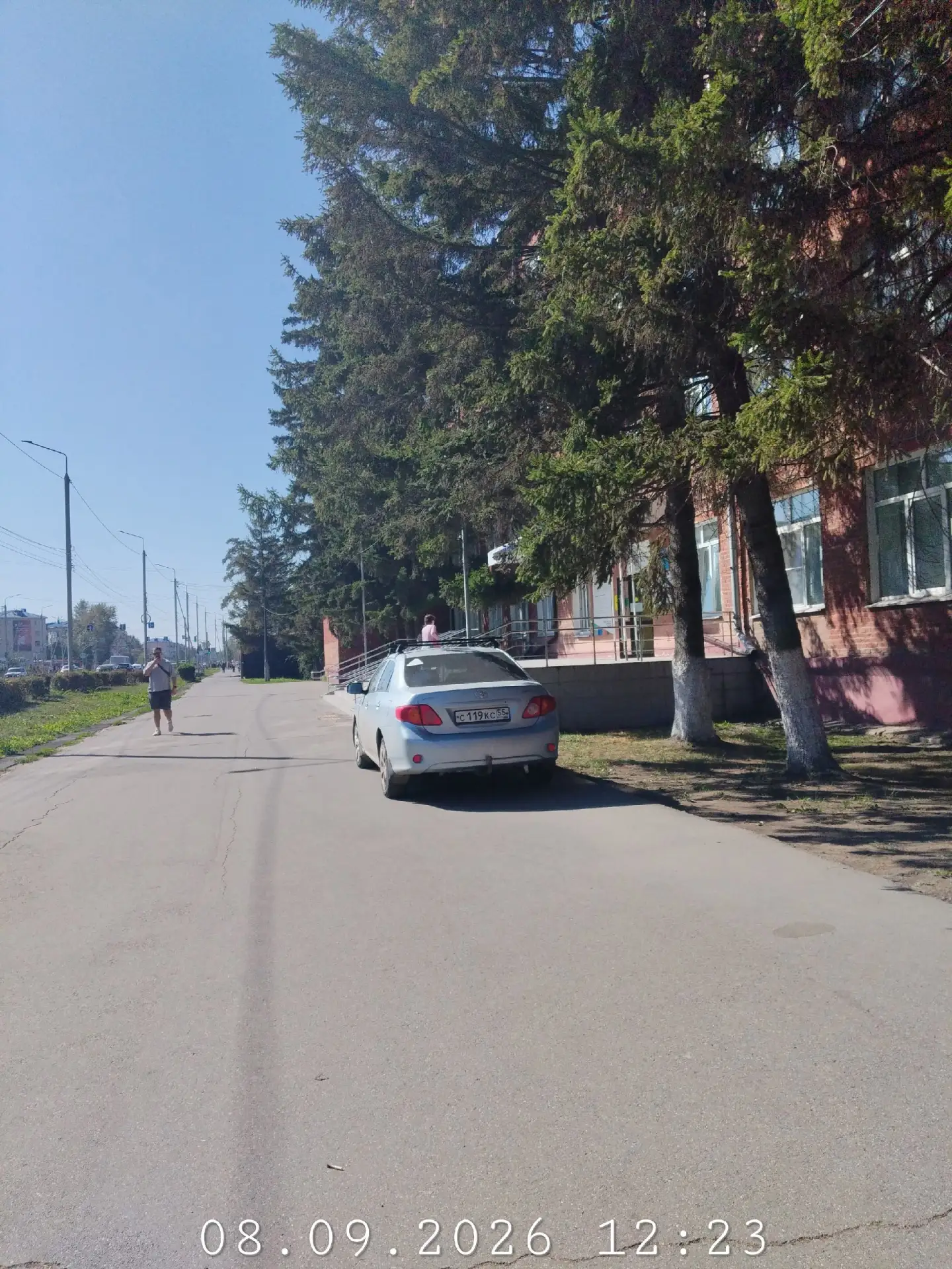 Амур, ездит по пешеходной дорожке #с119кс55