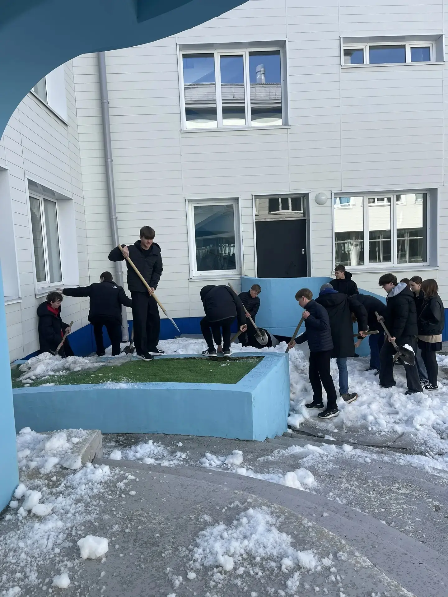 💪 Разворошили последний снег!❄️➡️🌱  ☀️Сегодня пятница, а это значит, что учителя и гимназисты снова 