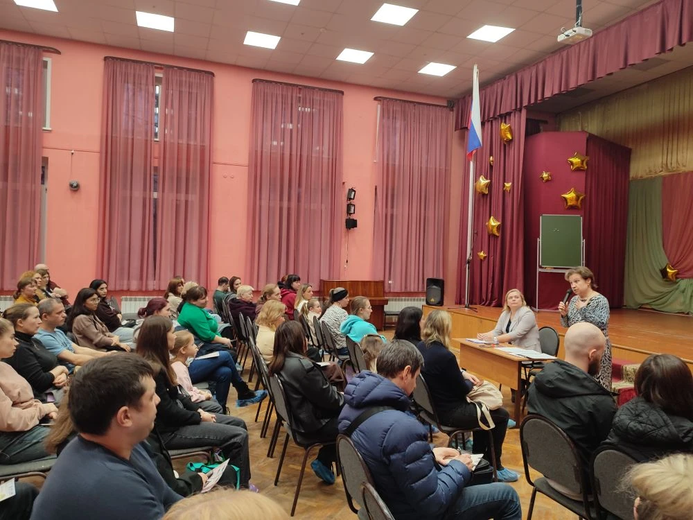 📢 Сегодня в МАОУ СОШ №10 прошло важное событие — собрание для родителей будущих первоклассников! 🏫✨ 