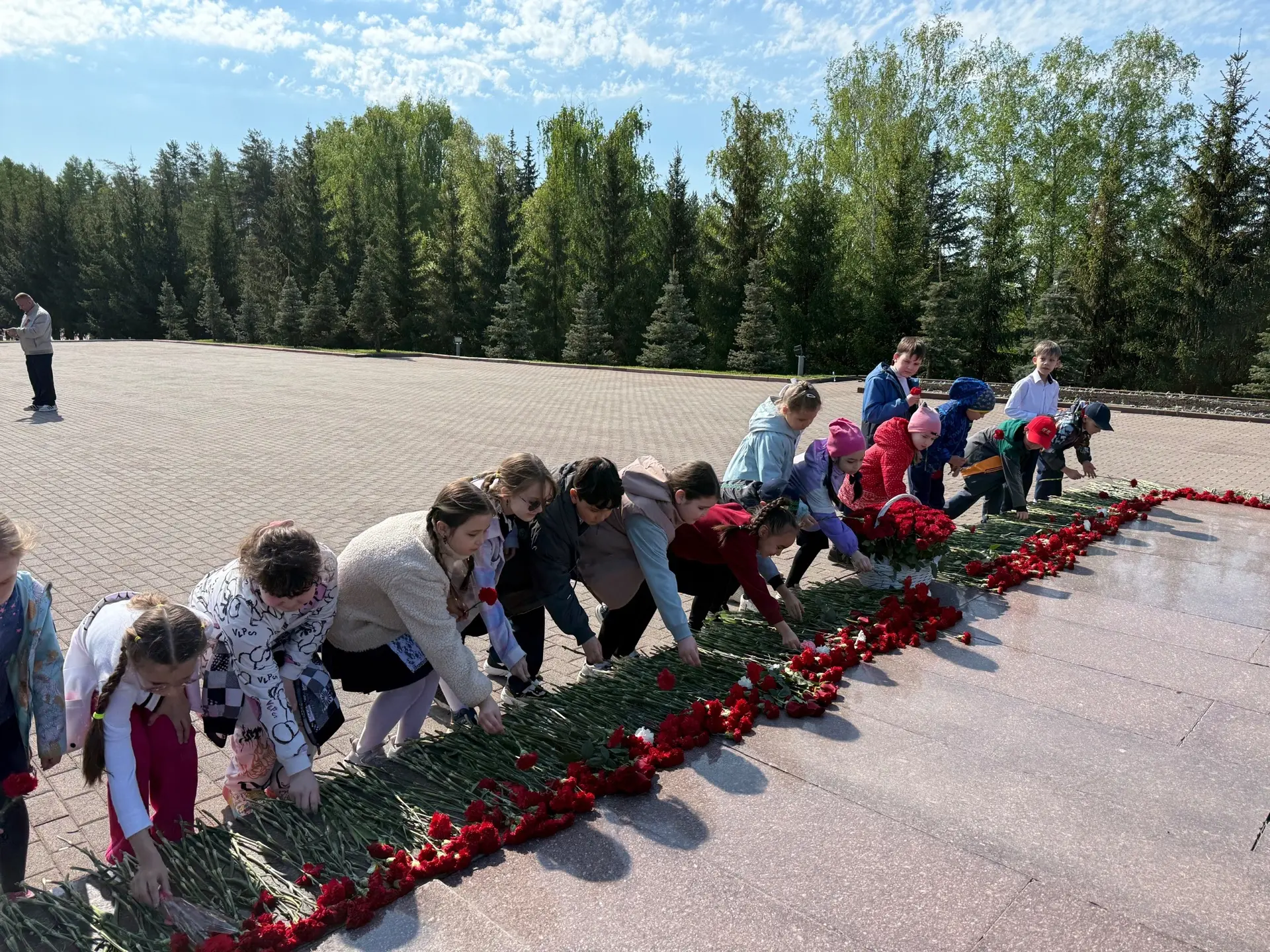 Цветы — героям, память — в сердцах! 🇷🇺