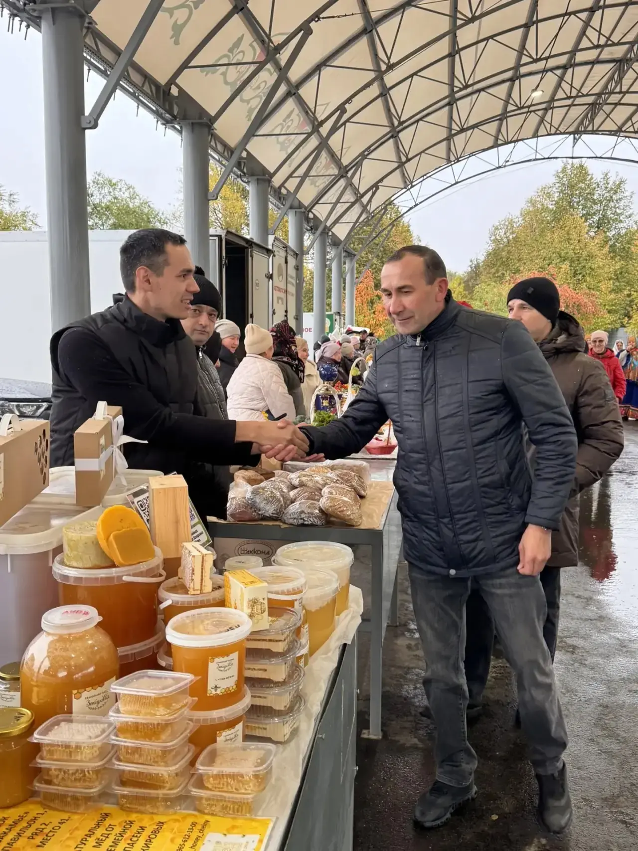 Сельскохозяйственная продукция, праздничная атмосфера — сегодня на стадионе «Строитель»...