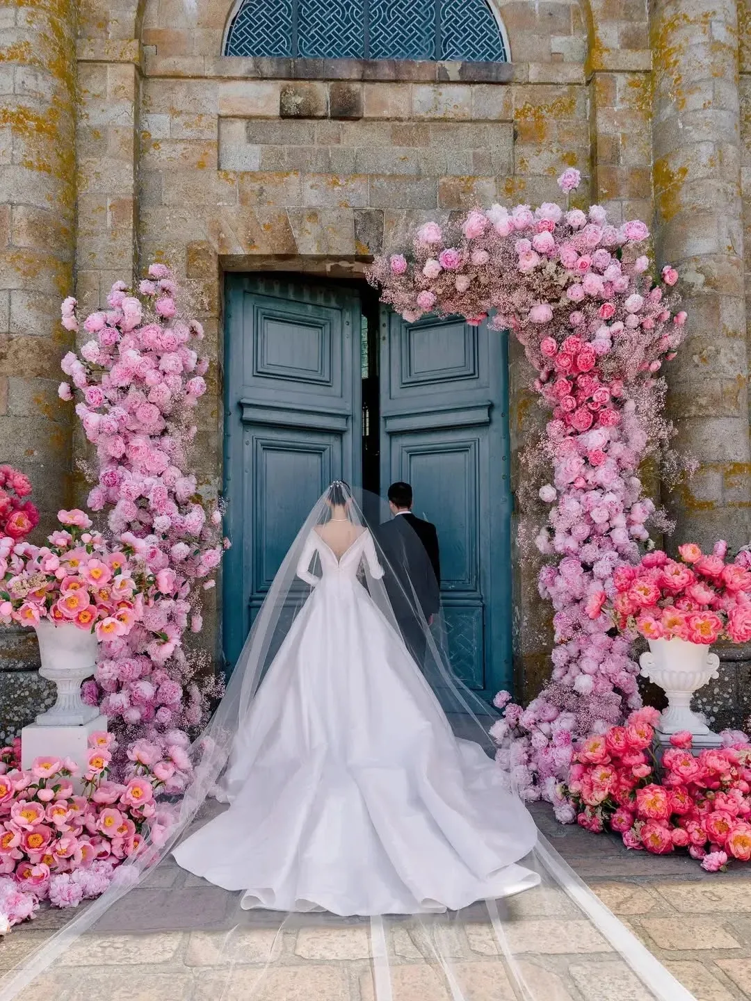 Джонатан Андерсон в Dior создал первое свадебное платье — ручная работа около 600 часов. 
Пара стала