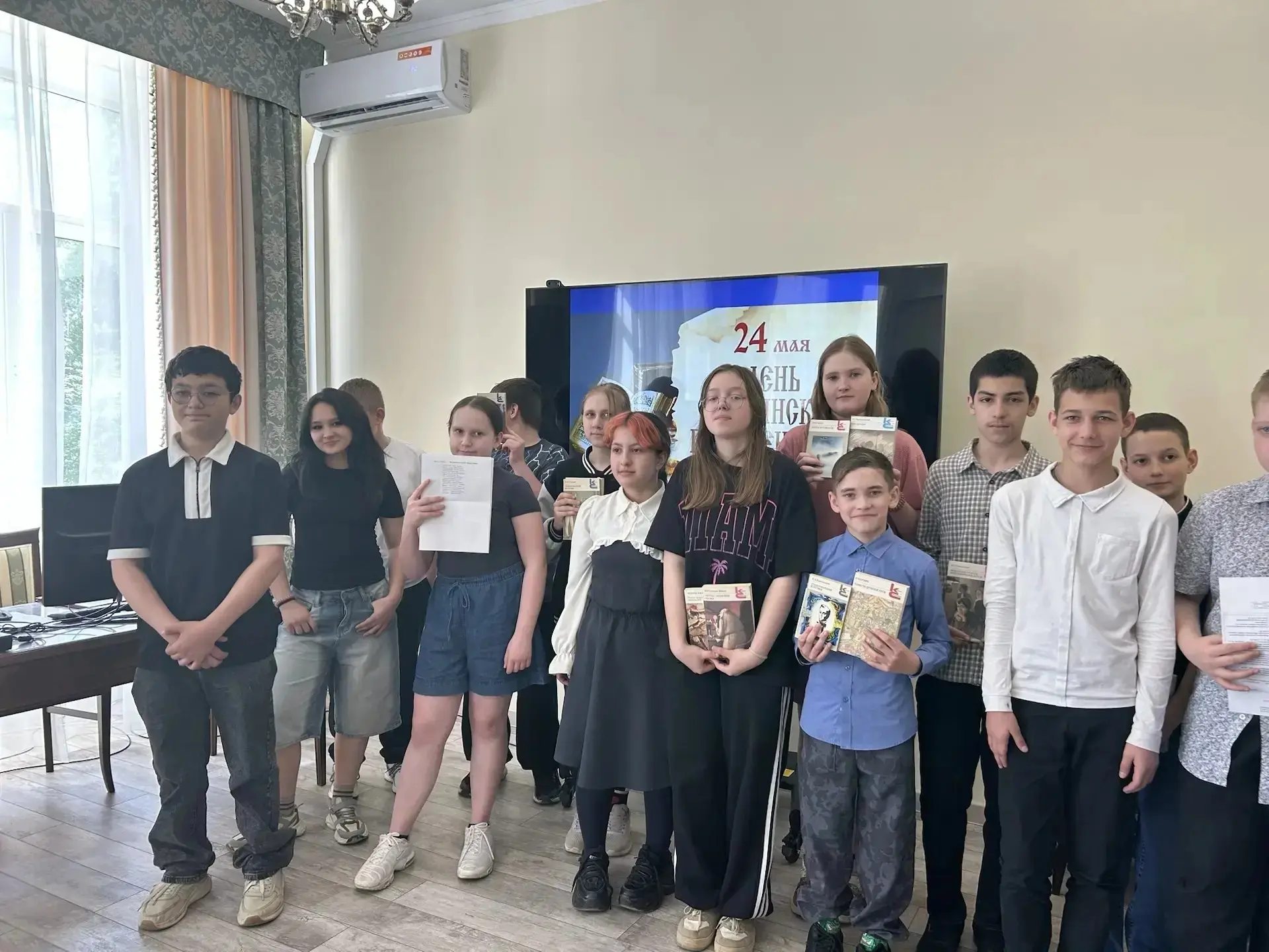 📚 Ученики 6 «Б» класса и их классный руководитель посетили библиотеку имени В. Г. Белинского!  В это