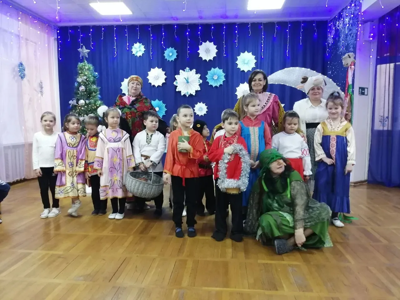 Сегодня в нашем детском саду прошли новогодние свядки- колядки. Дети колядовали, щедров...