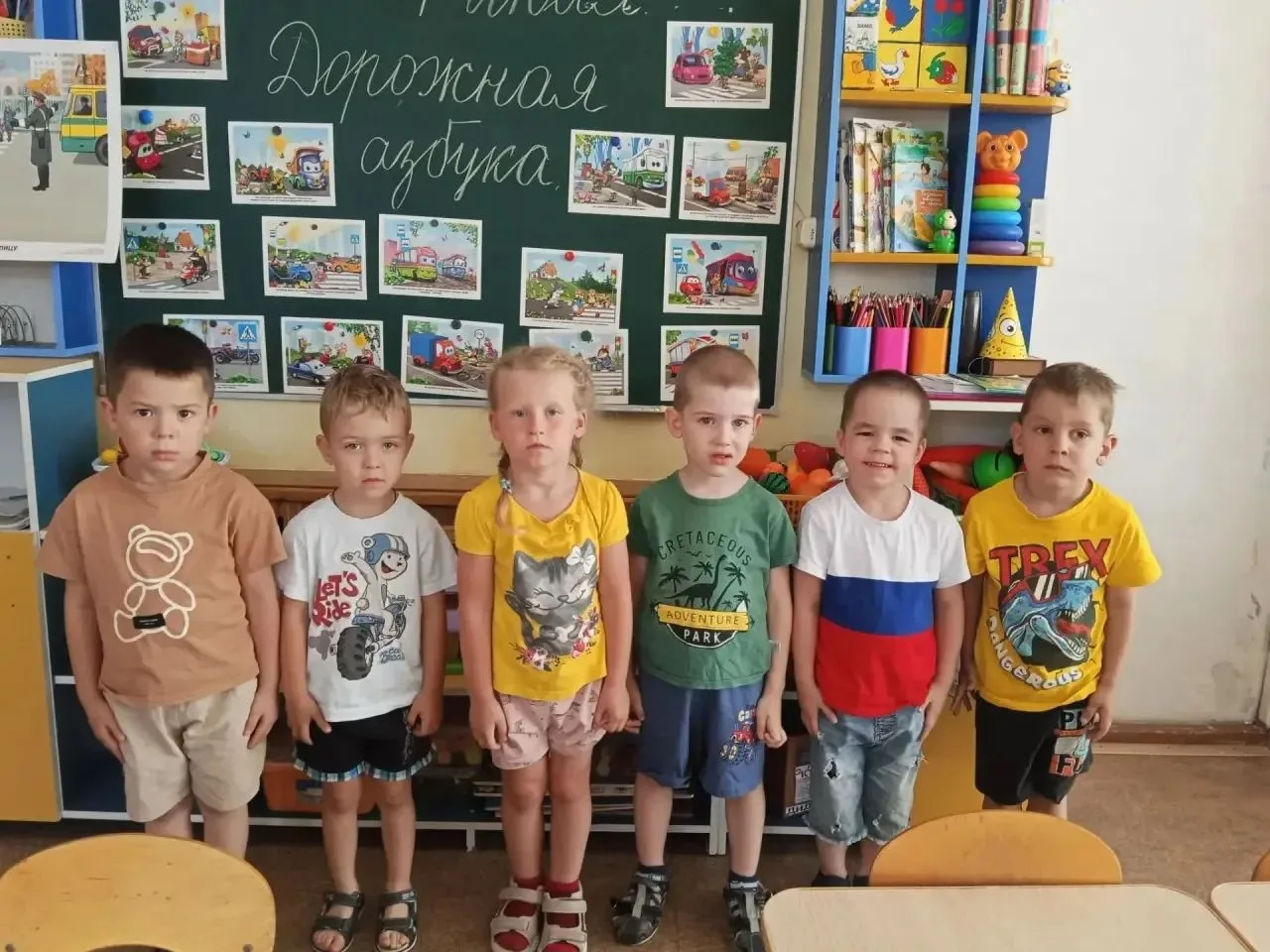 Детям знать положено
Азбуку дорожную.
Если Светик Вам зелёный,
Проходите все спокойно!

Жёлтый загор