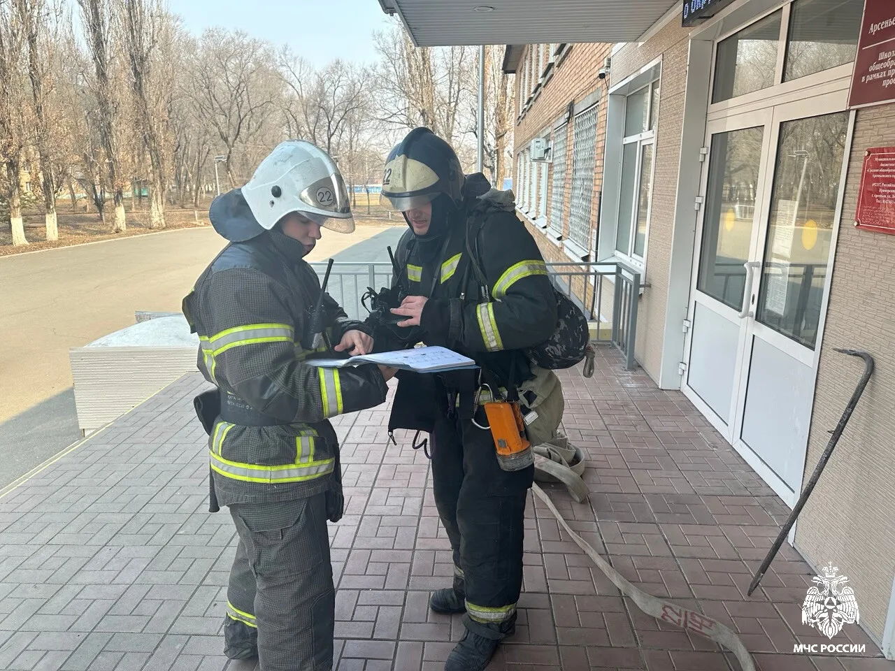 🚒 В Арсеньеве огнеборцы МЧС России отработали спасение людей в школе  В средней общеобразовательной 