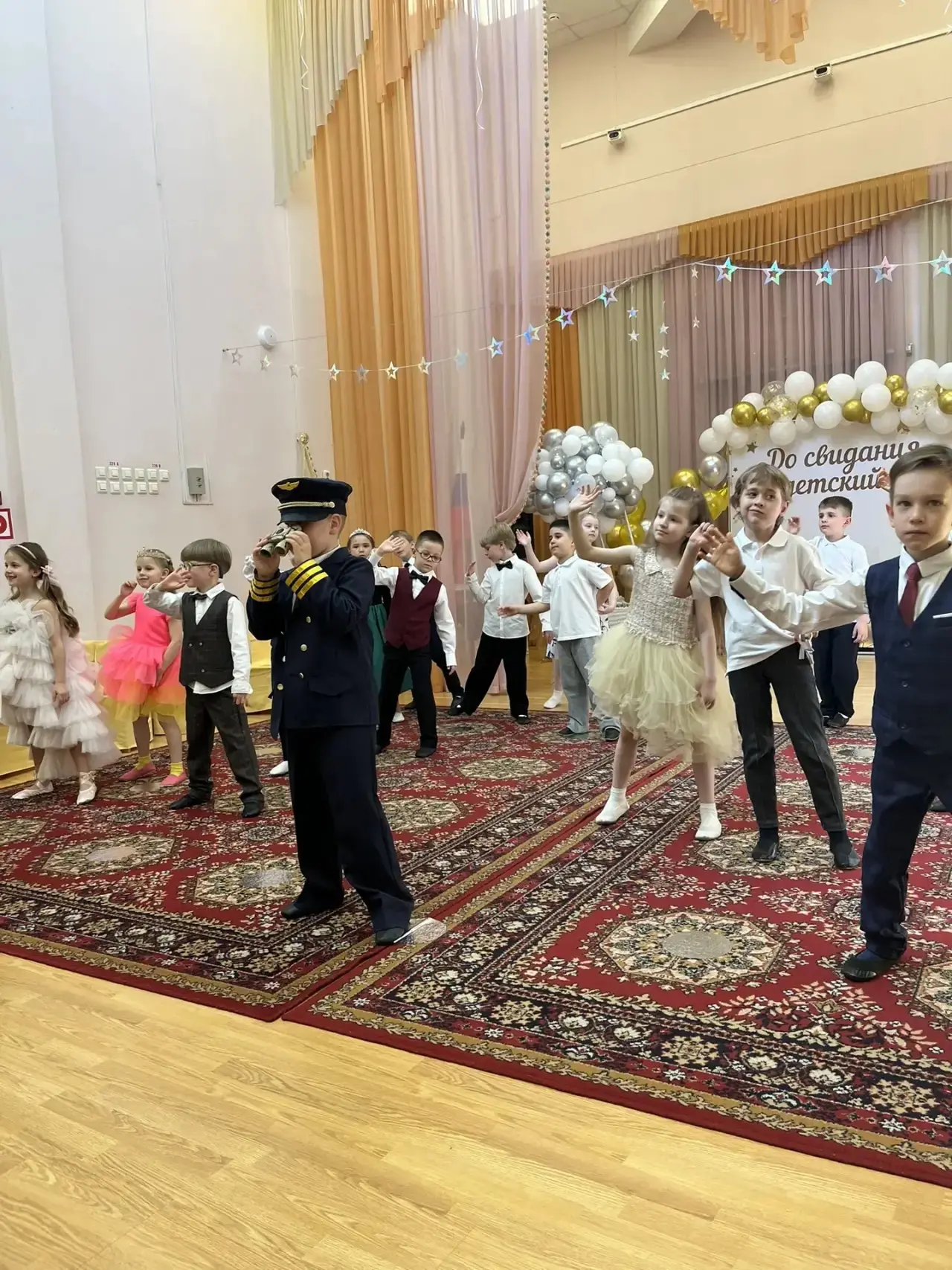 🎊 В дошкольных корпусах проходят самые трогательные и запоминающиеся праздники — выпускные у воспита