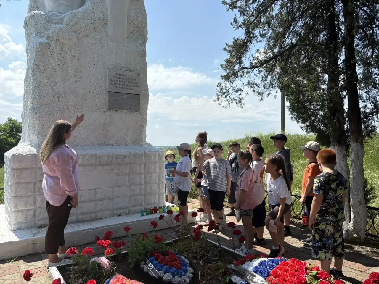 🕊️ Ко Дню памяти и скорби организованы мероприятия в школьном лагере «Орлята России»
🌟посещение па