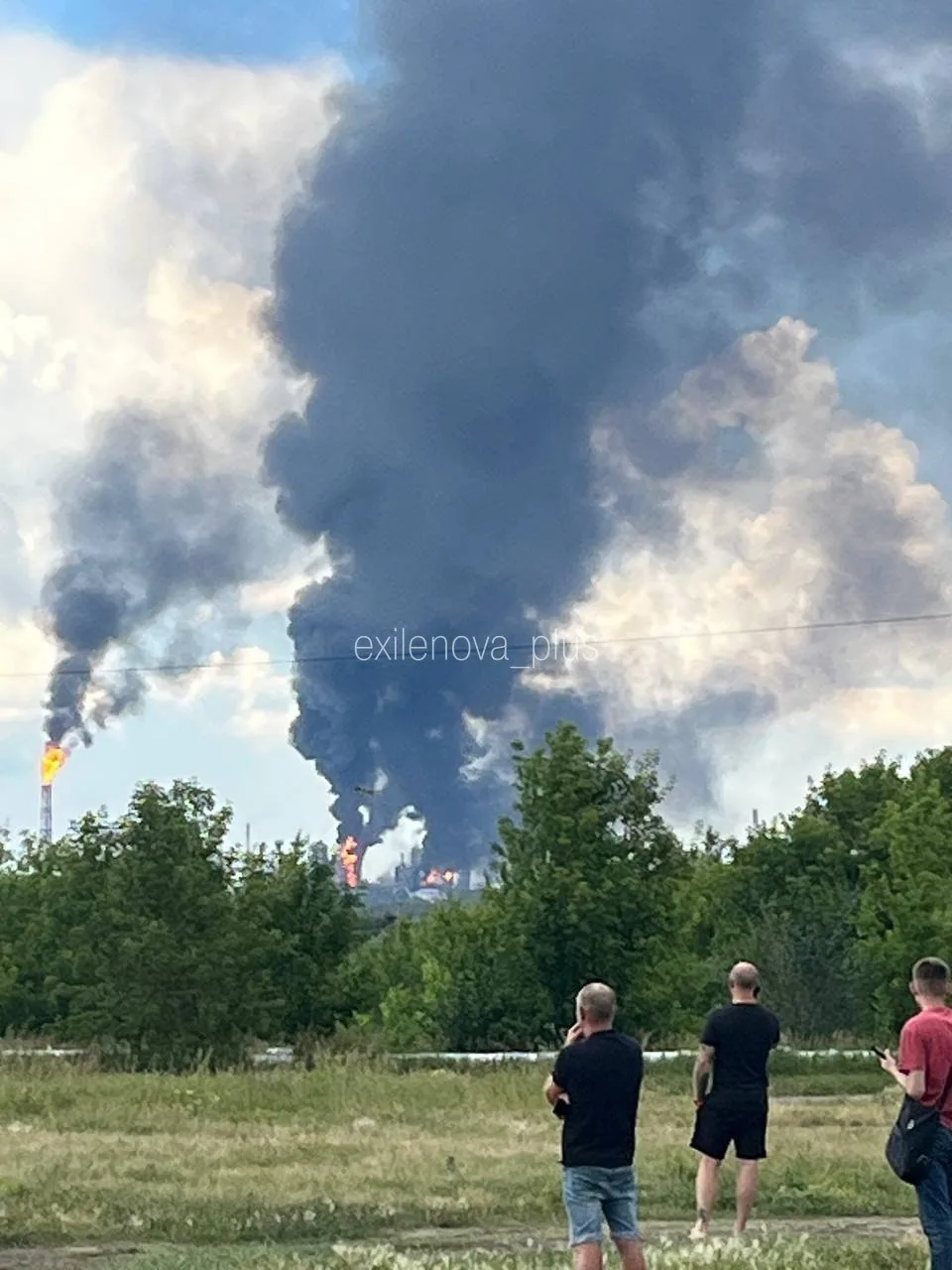 Украинские дроны долетели до НПЗ в Омске, находящегося на расстоянии более 2500 км от г...