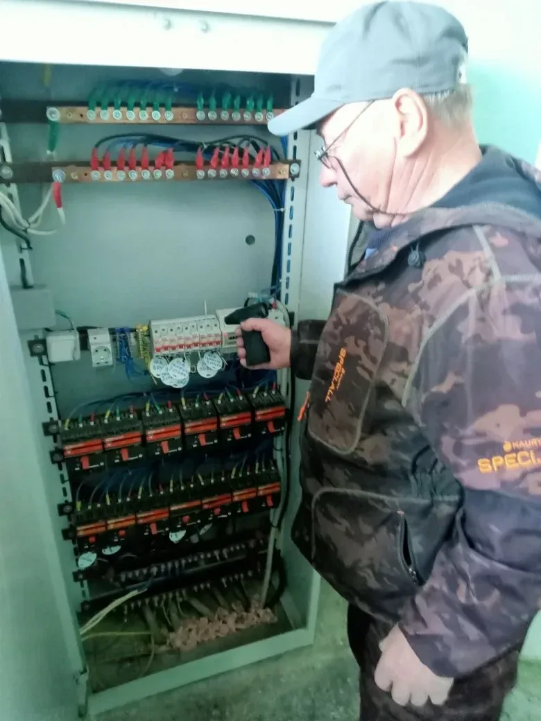 На левобережье коммунальщики обследовали инженерные сети многоквартирных домов  Сотрудники Мариуполь