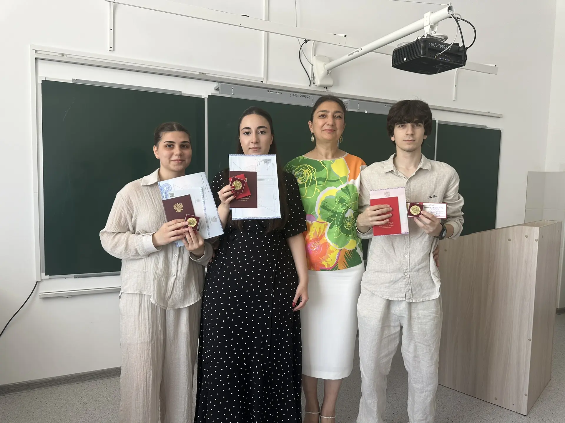 Поздравляем наших медалистов — выпускников 11 класса!

Бегов Шамиль, Джаватова Фатима и Эфендиева Ам