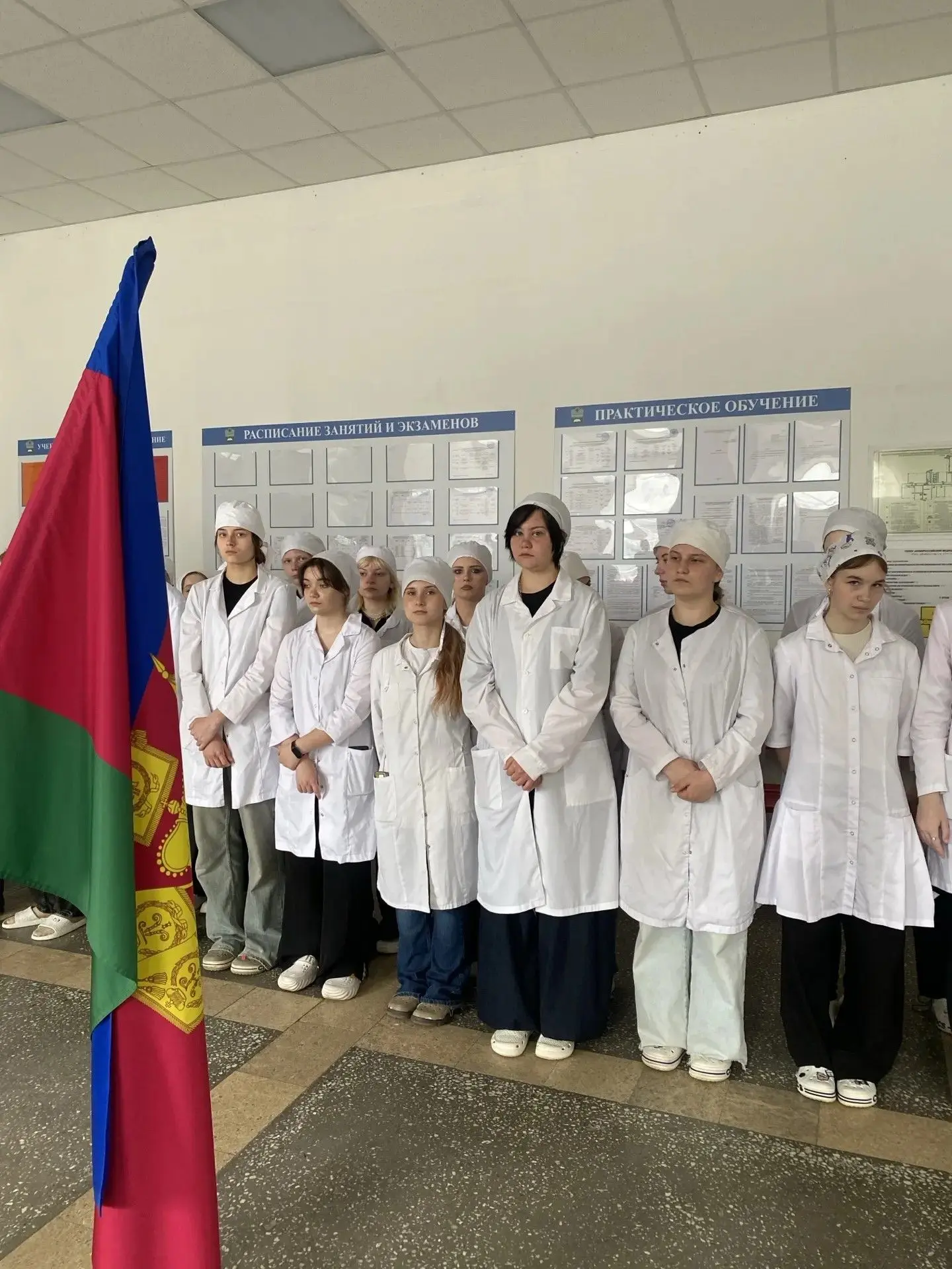 Учебная неделя в колледже традиционно началась с торжественной линейки с выносом флагов...