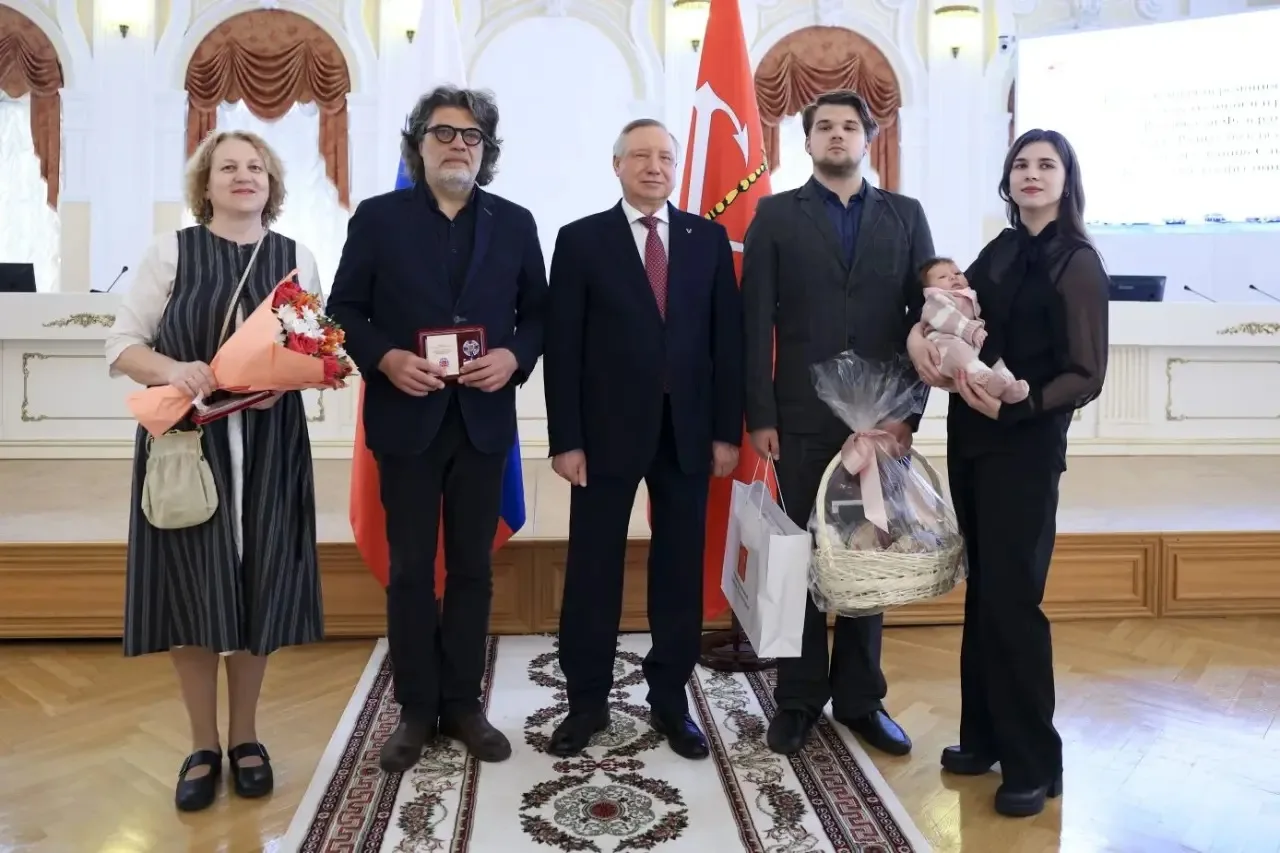 15 мая 2026 года Александр Дмитриевич  Беглов наградил семью Шуляковских, проживающих н...