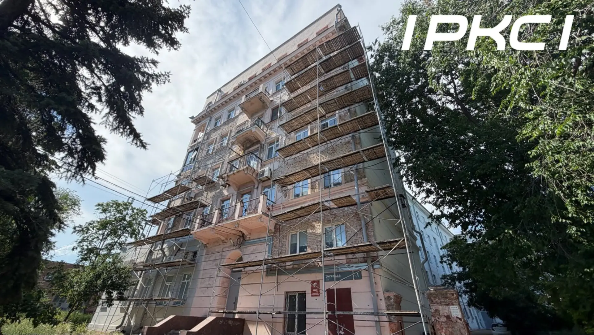 В Жовтневом районе Мариуполя продолжаются работы по восстановлению многоквартирного дома на улице Эн