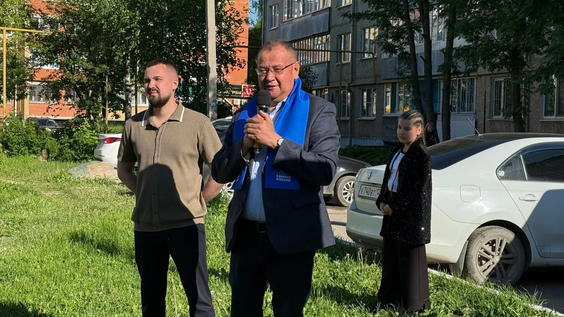 Во дворе дома № 20 по улице Терешковой в поселке Медведево состоялось праздничное мероп...