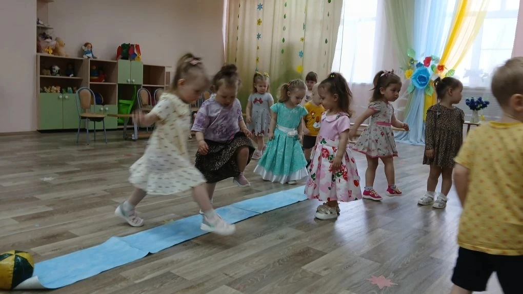 🌞🌼Зажурчал ручей в овражке,
Прилетели с юга пташки, 
Греет солнышко с утра - 
В гости к нам пришла