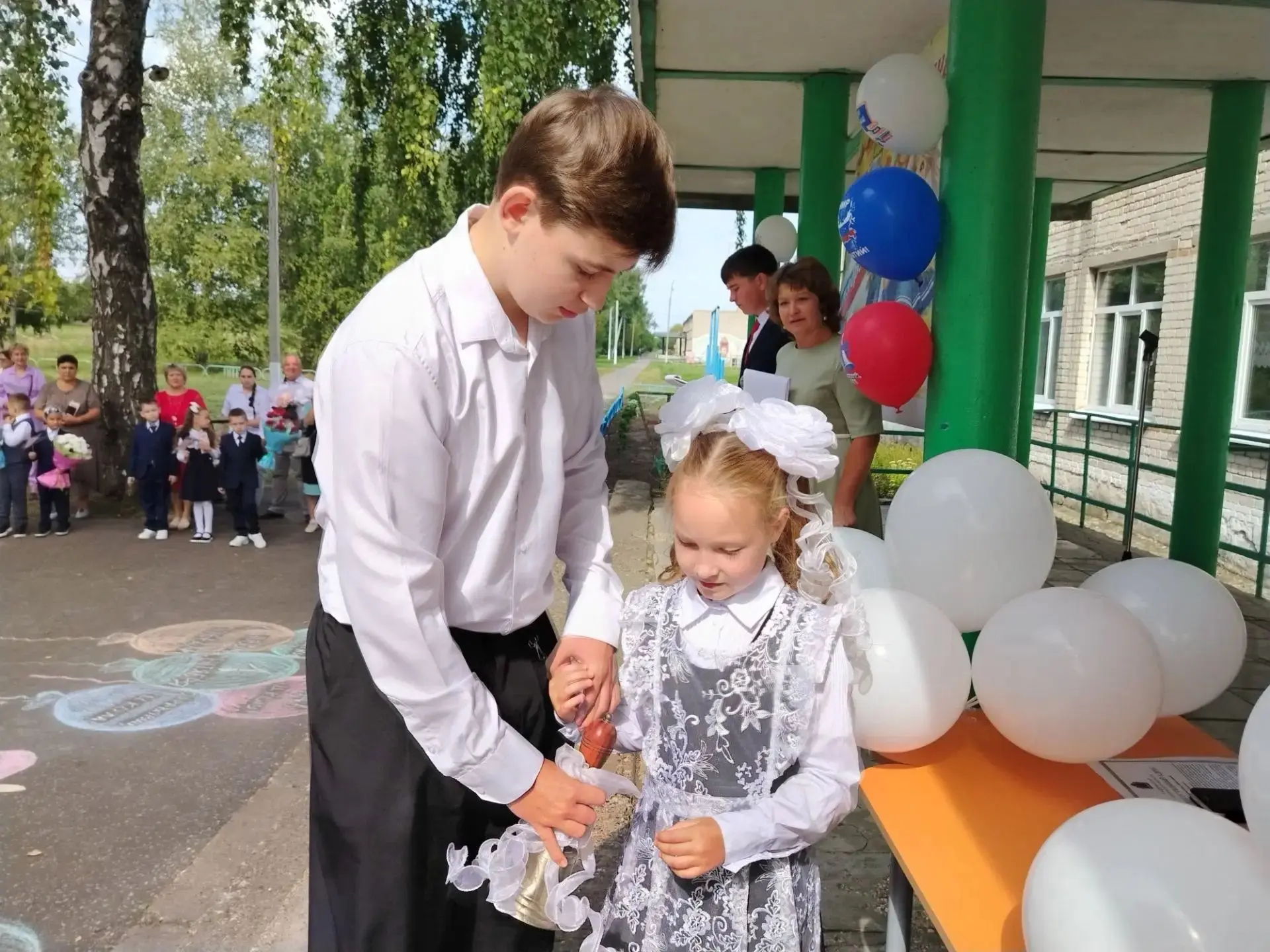 Снова в золоте осенние листья, а на душе — невероятная теплота! Сегодня наша школа расп...