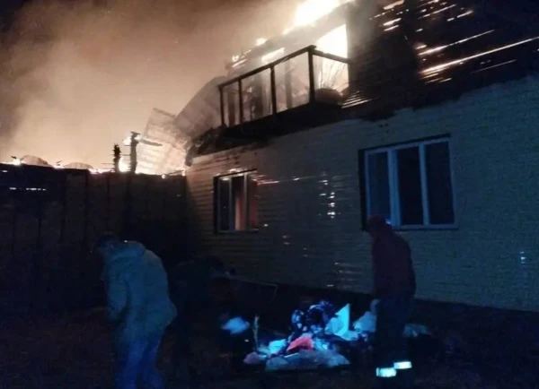 В Бурятии вспыхнул двухэтажный дом  Всё произошло в селе Итанца в Прибайкальском районе вечером 12 м