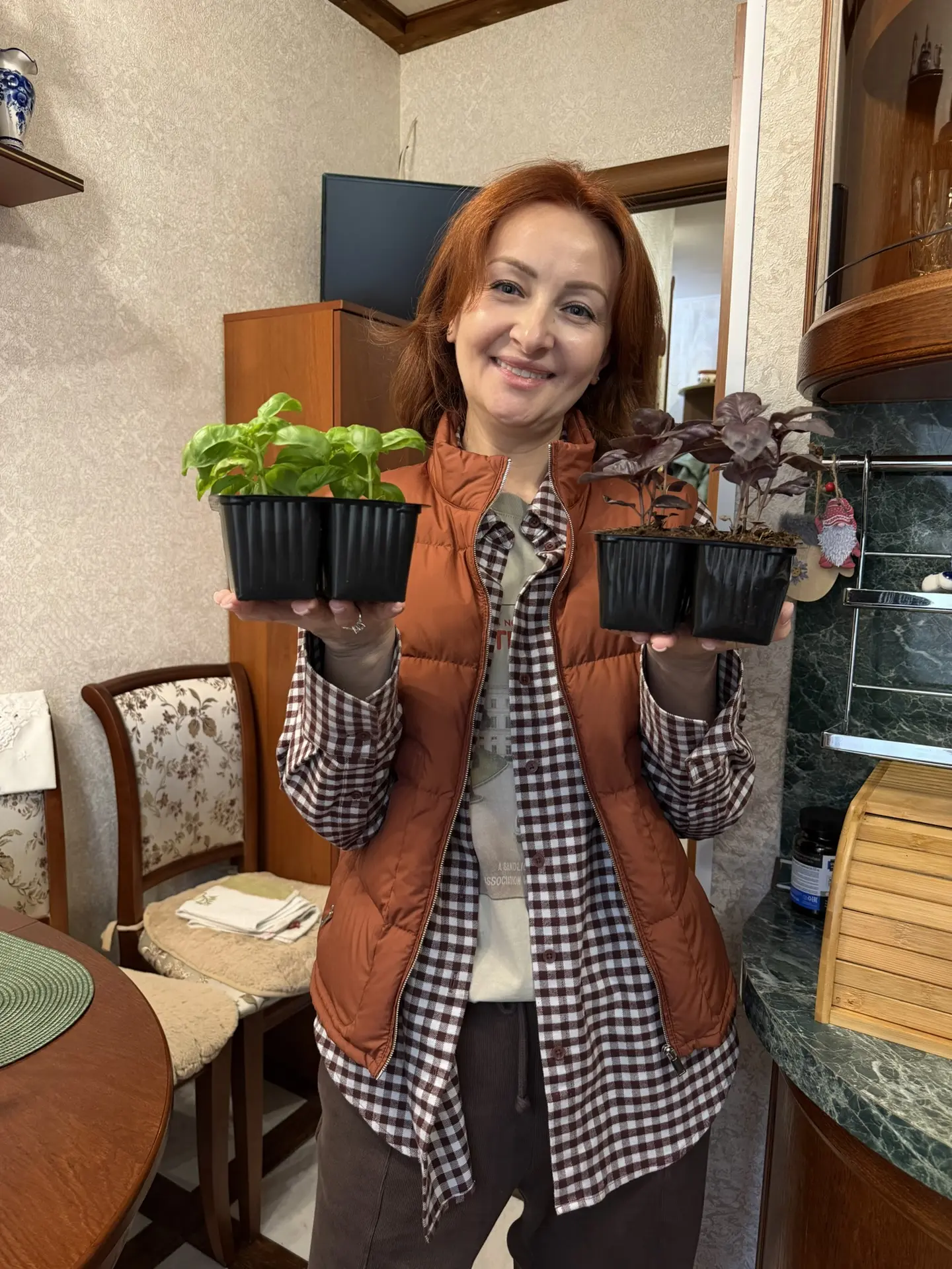 Я еще не доросла до того уровня огородника, когда рассаду выращиваешь сама.  Зато я знаю, где ею мож